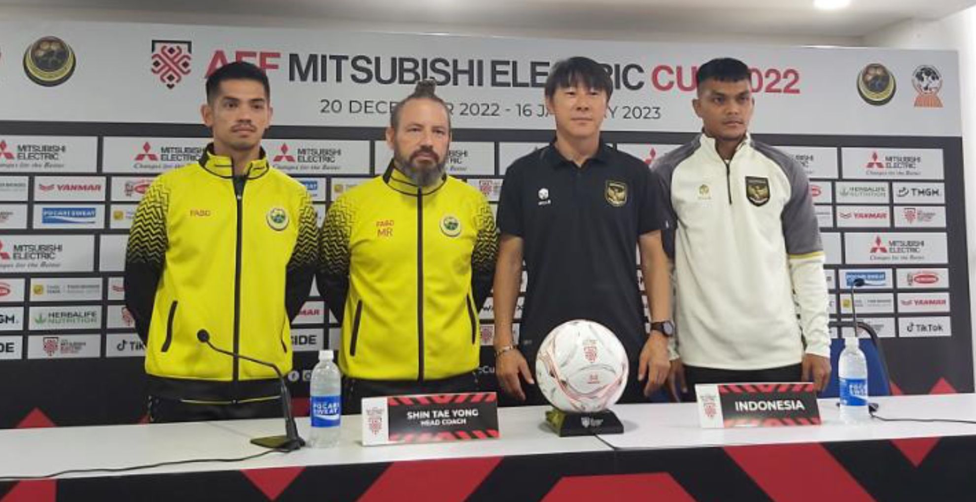 Mario Rivera dan Hendra Azam (Brunei Darussalam) & Shin Tae-yong & Rachmat Irianto (Timnas Indonesia)