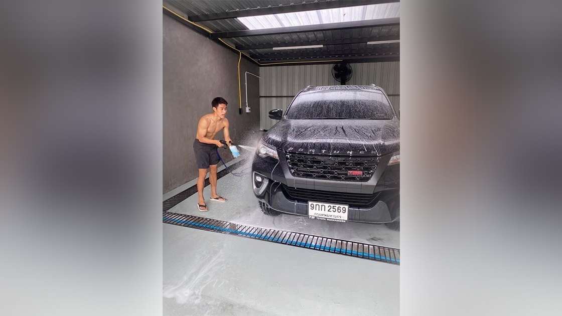 สารัช อยู่เย็น