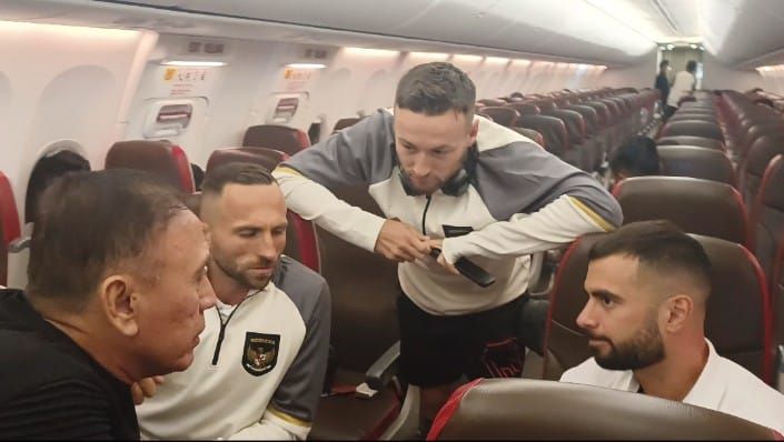 Pemain timnas Indonesia dalam pesawat sewaan