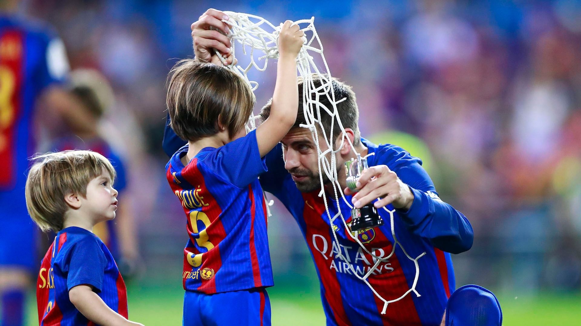 Gerard Piqué celebra la Copa del Rey y corta las redes