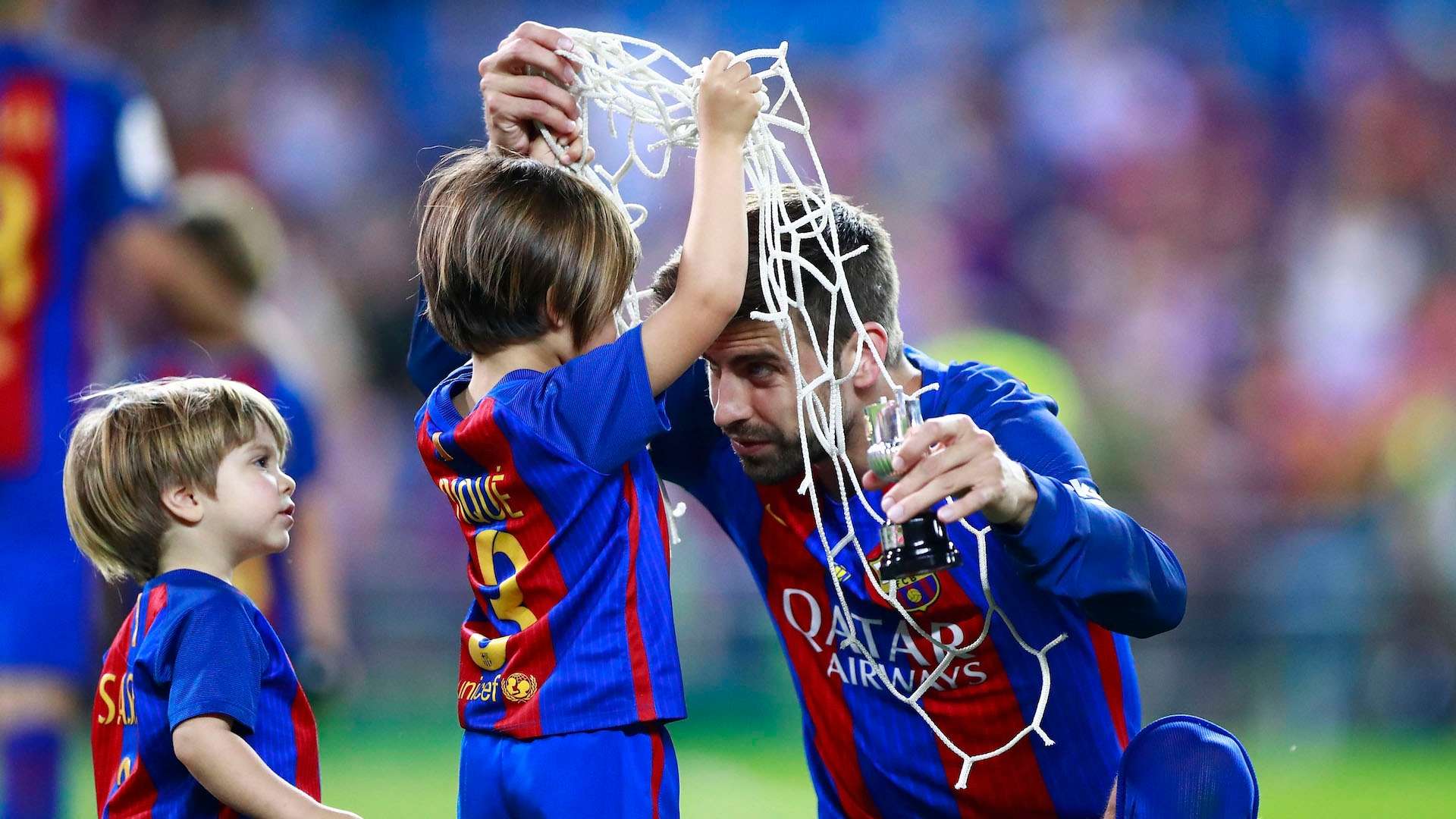 Gerard Piqué celebra la Copa del Rey y corta las redes