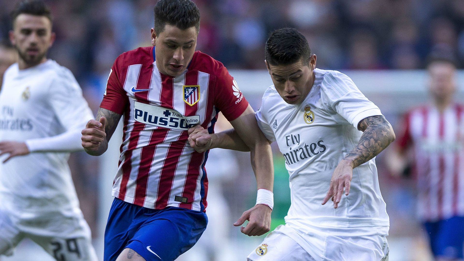 James Rodríguez disputa un balón en el derbi frente al Atlético de Madrid.