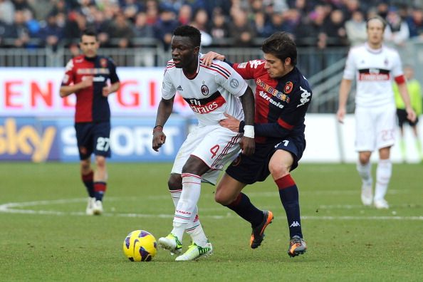 Mauricio Pinilla competes with Sulley Ali Muntari during the Serie A match between Cagliari and Milan