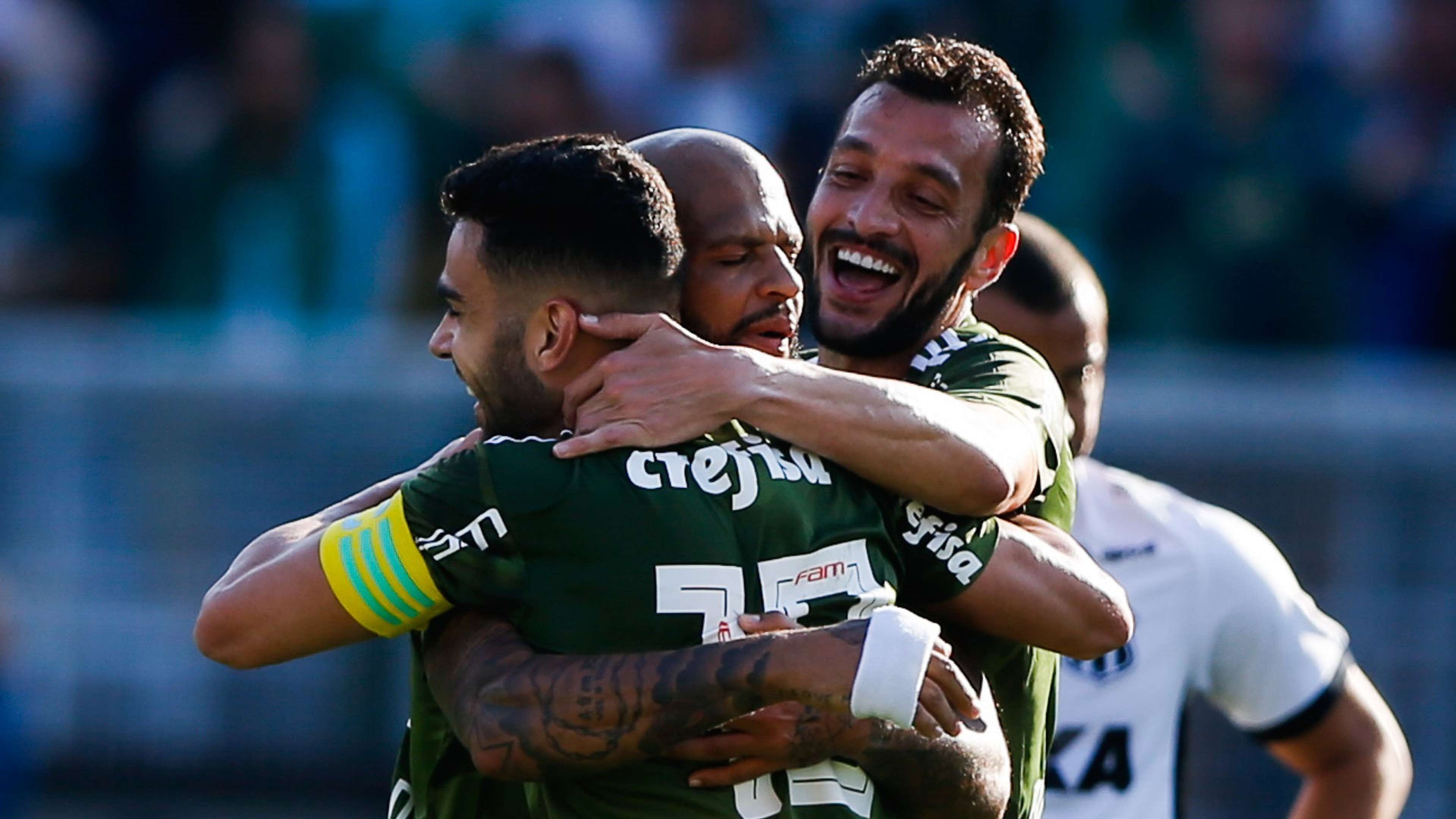 Bruno Henrique, do Palmeiras, comemora gol marcado contra o Ceará com seus companheiros
