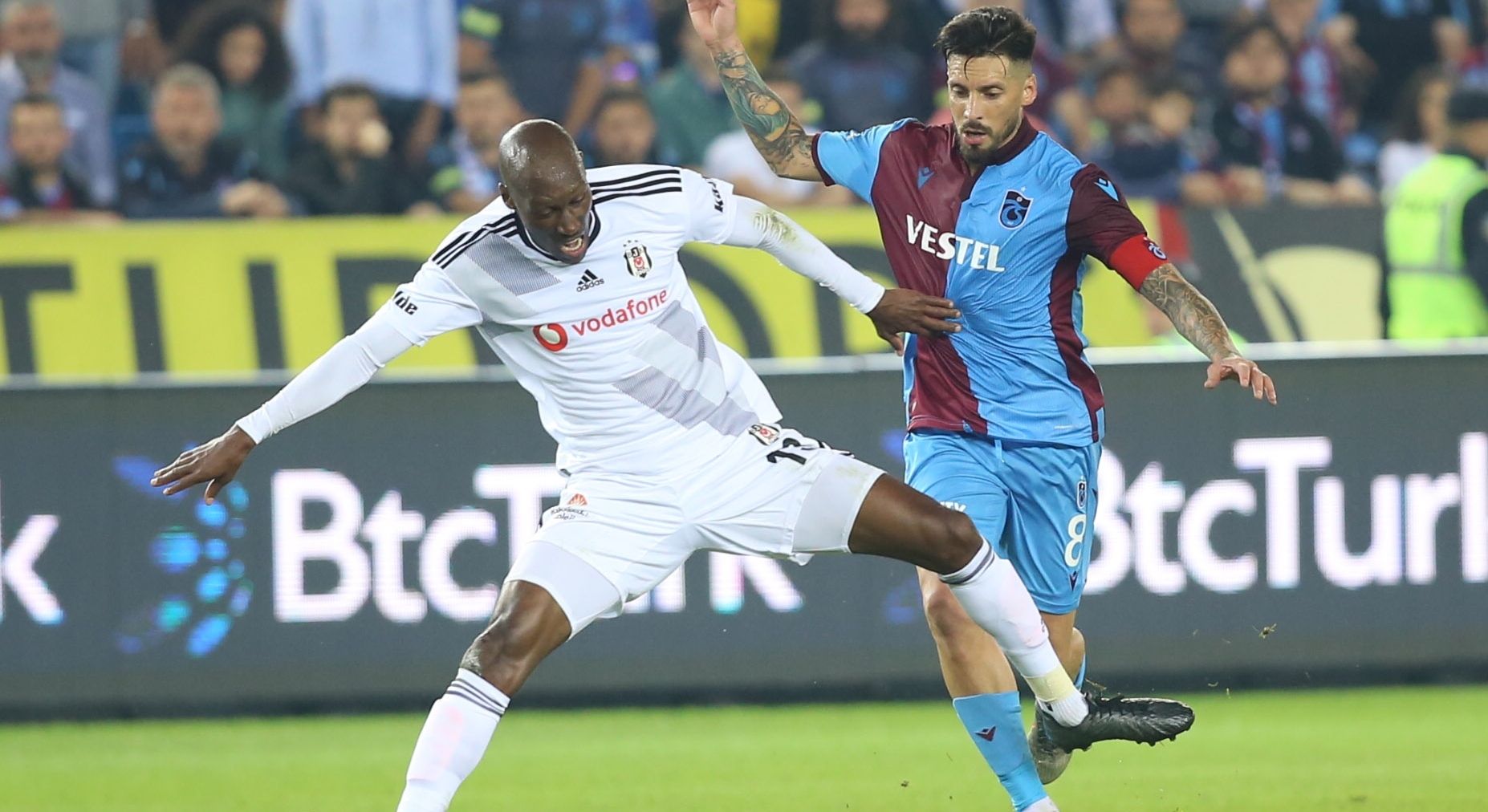 Atiba Hutchinson Jose Sosa Trabzonspor Besiktas 09/29/19