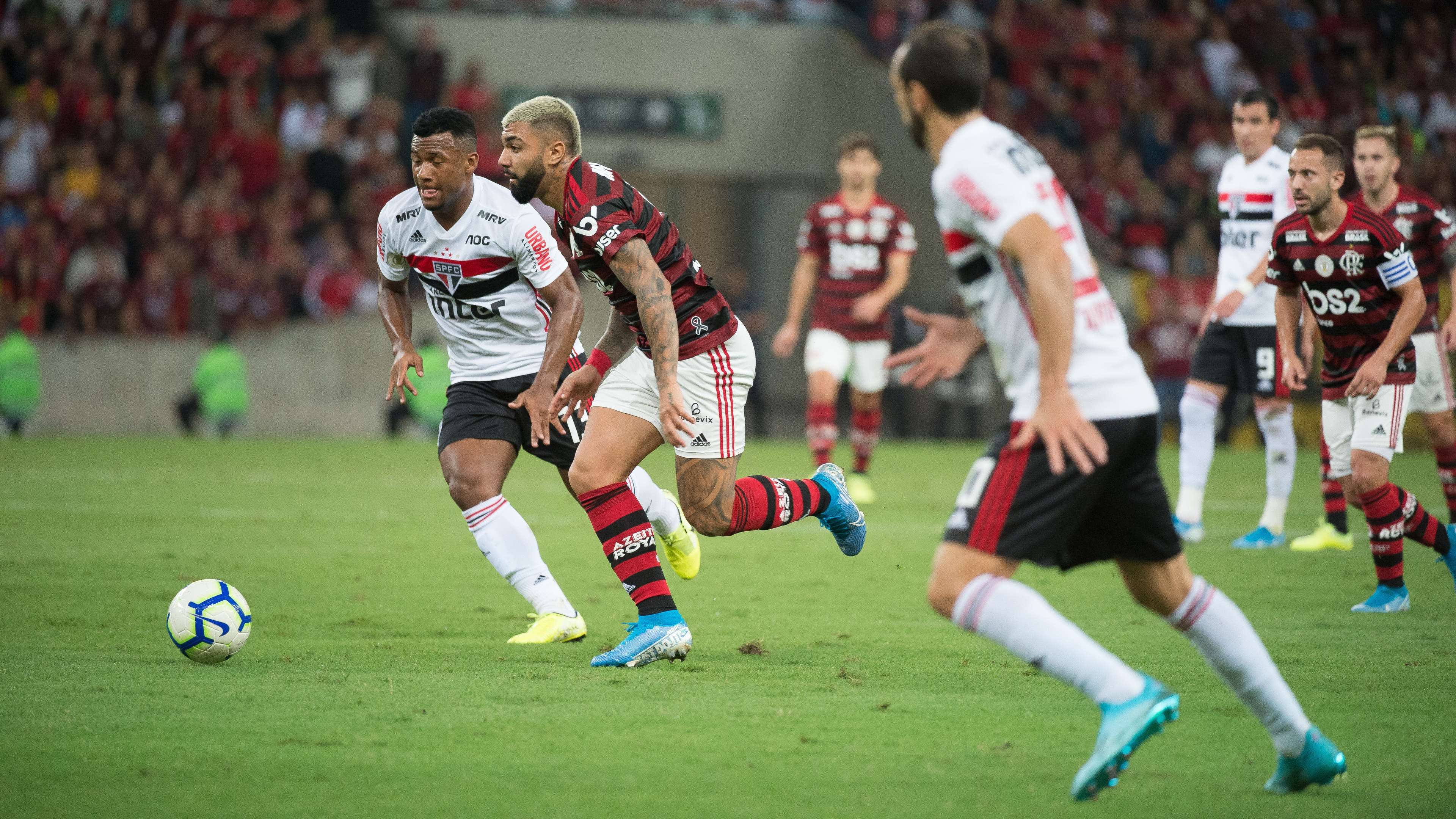Gabigol enfrenta a marcação do São Paulo no Maracanã