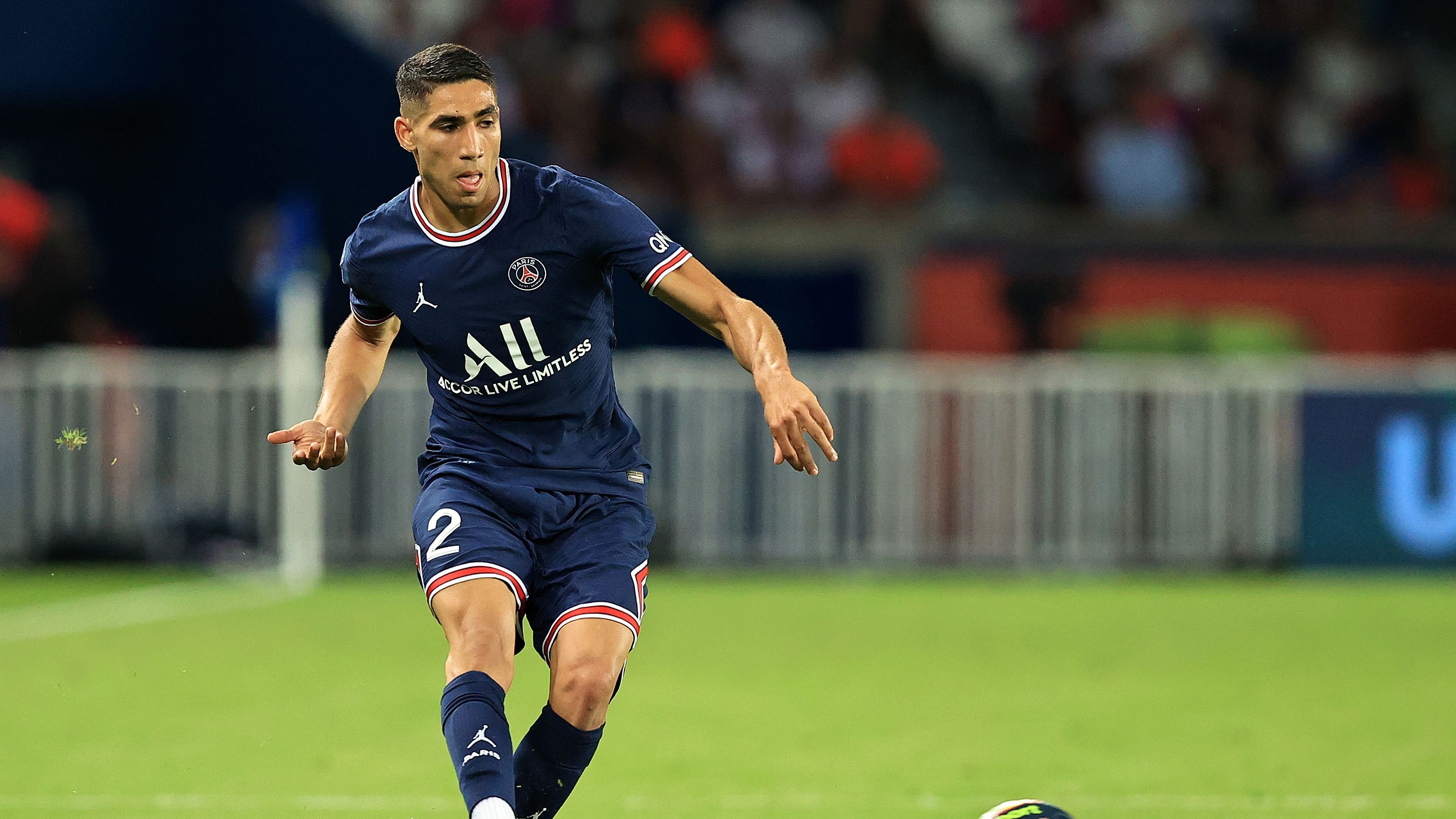 Achraf Hakimi du Paris Saint- Germain passe le ballon lors du match de Ligue 1 Uber Eats entre le Paris Saint Germain et Strasbourg au Parc des Princes le 14 août 2021 à Paris, France.