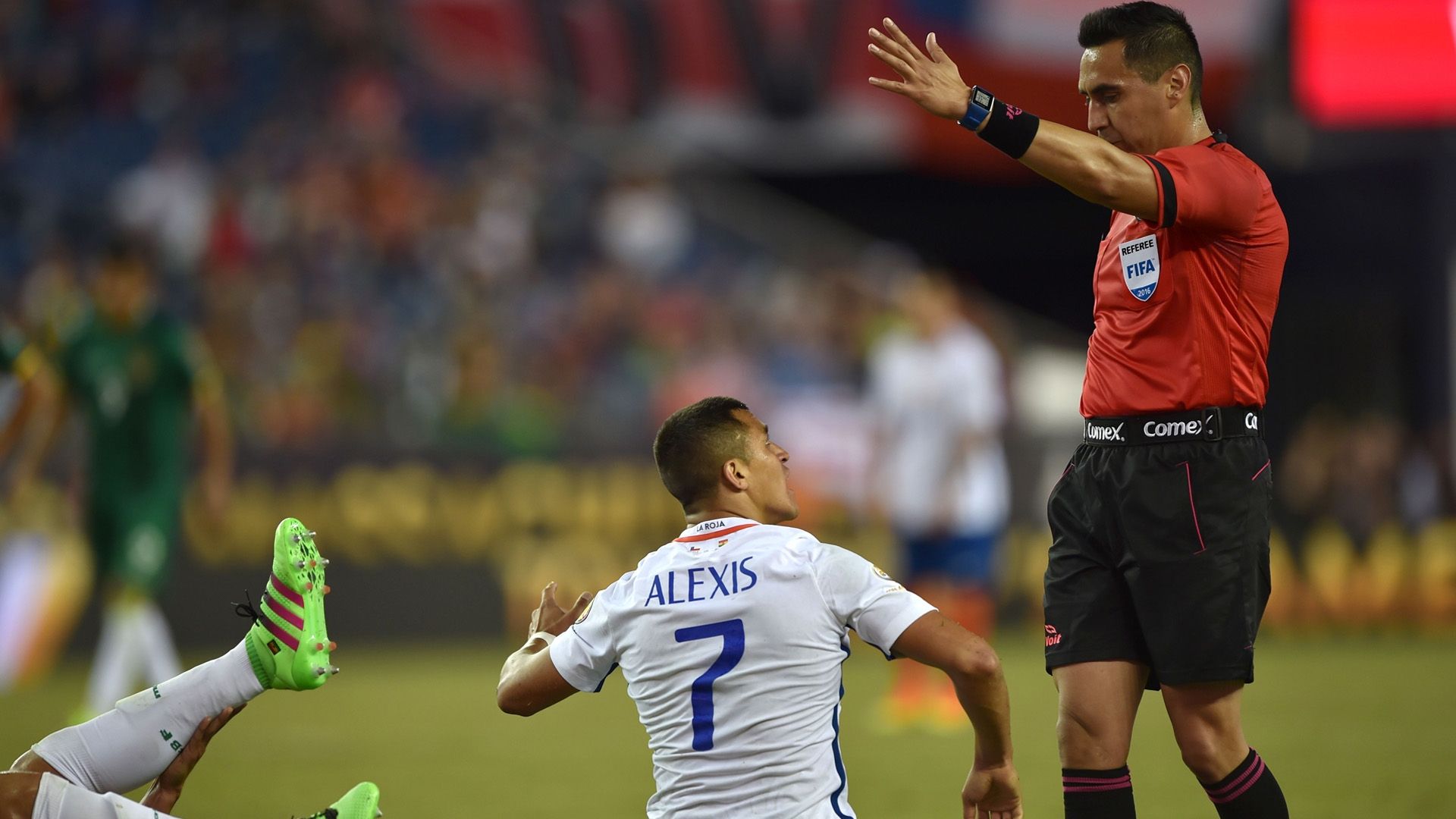 Jair Marrufo junto a Alexis Sánchez