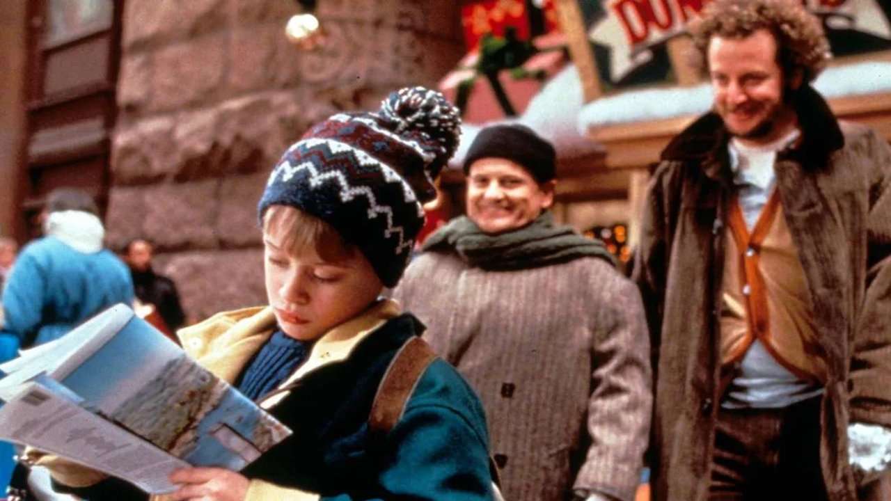 Kevin encountering the Wet Bandits, in Home Alone 2: Lost in New York.
