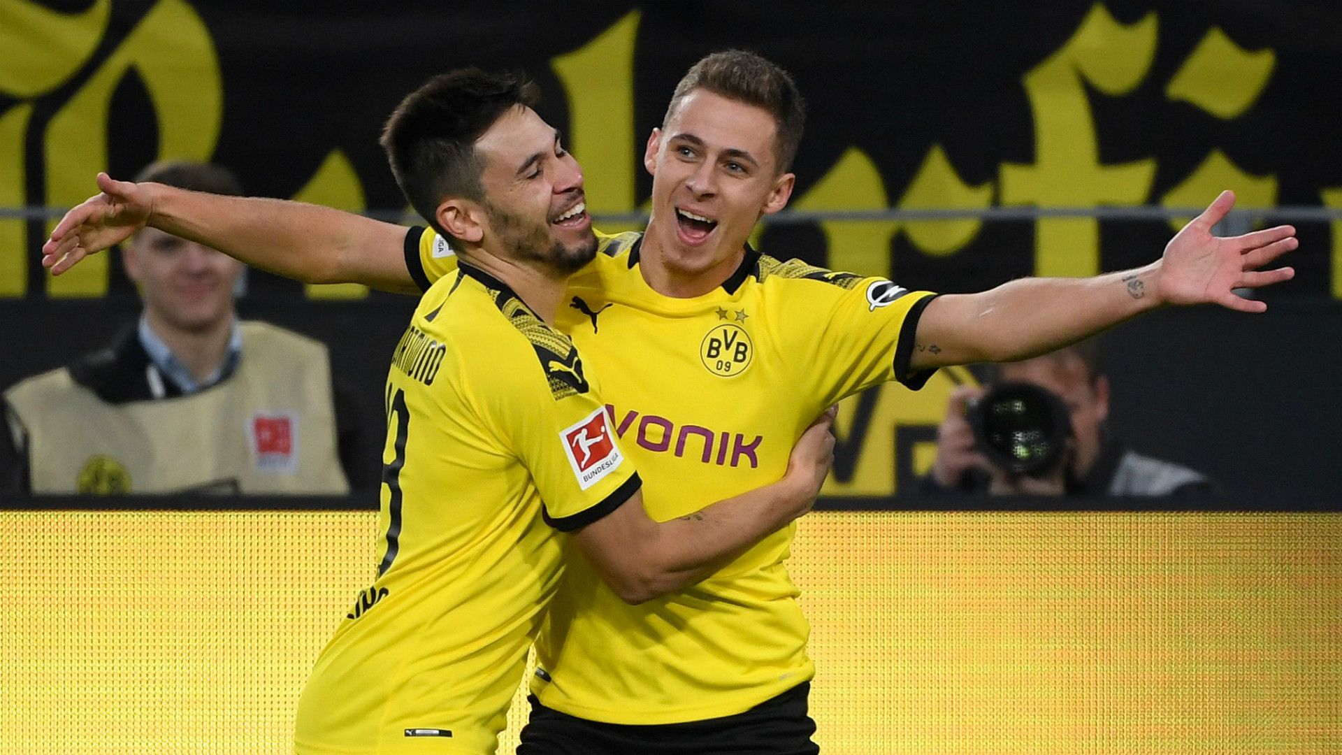 RAPHAEL GUERREIRO THORGAN HAZARD BORUSSIA DORTMUND BUNDESLIGA 02112019