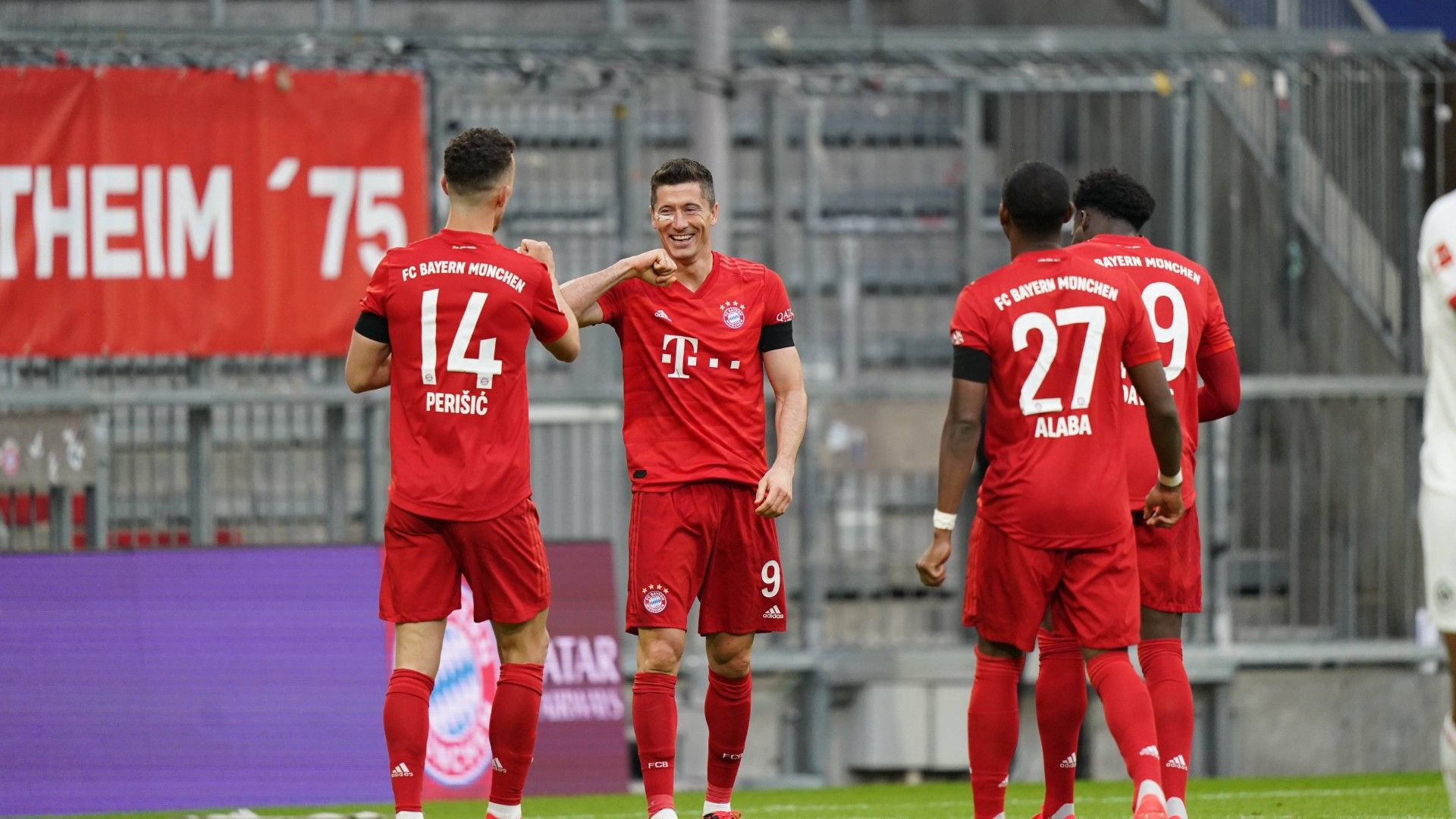 ONLY GERMANY Robert Lewandowski FC Bayern Eintracht Frankfurt Bundesliga