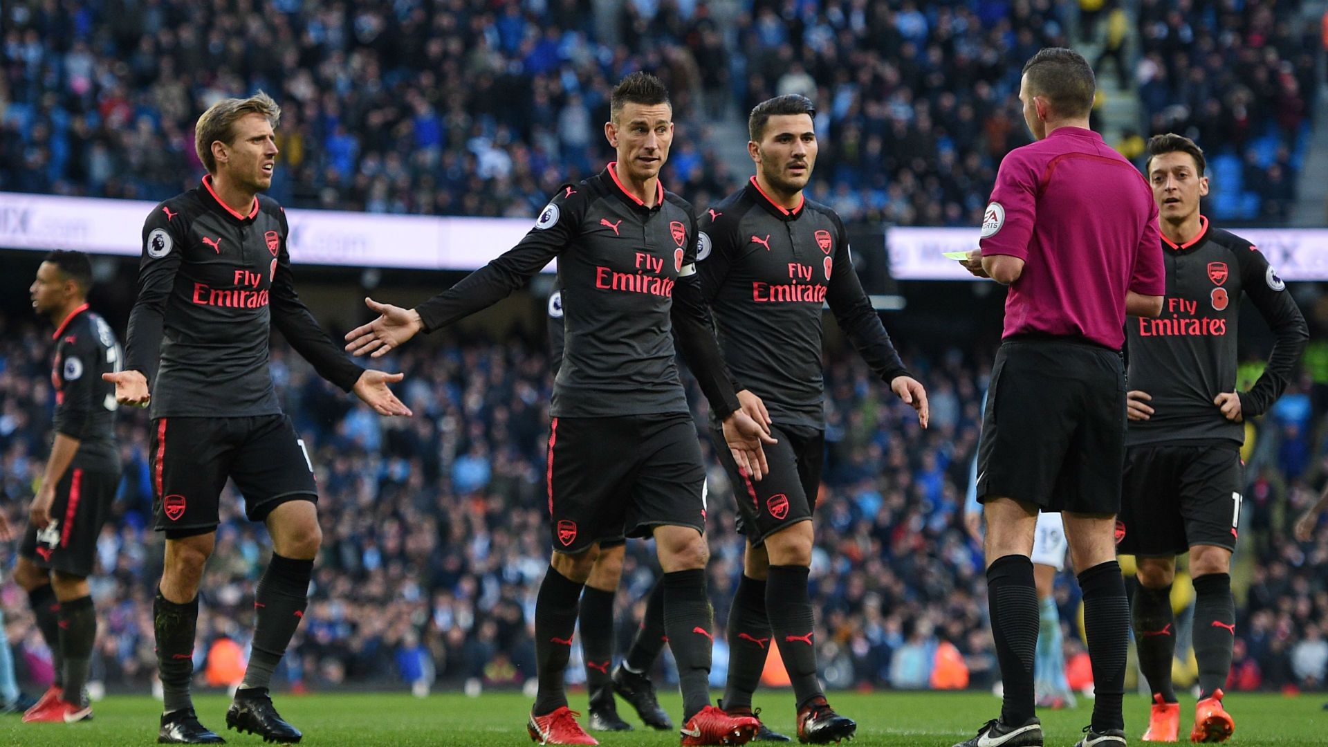 HD Arsenal arguing with referee