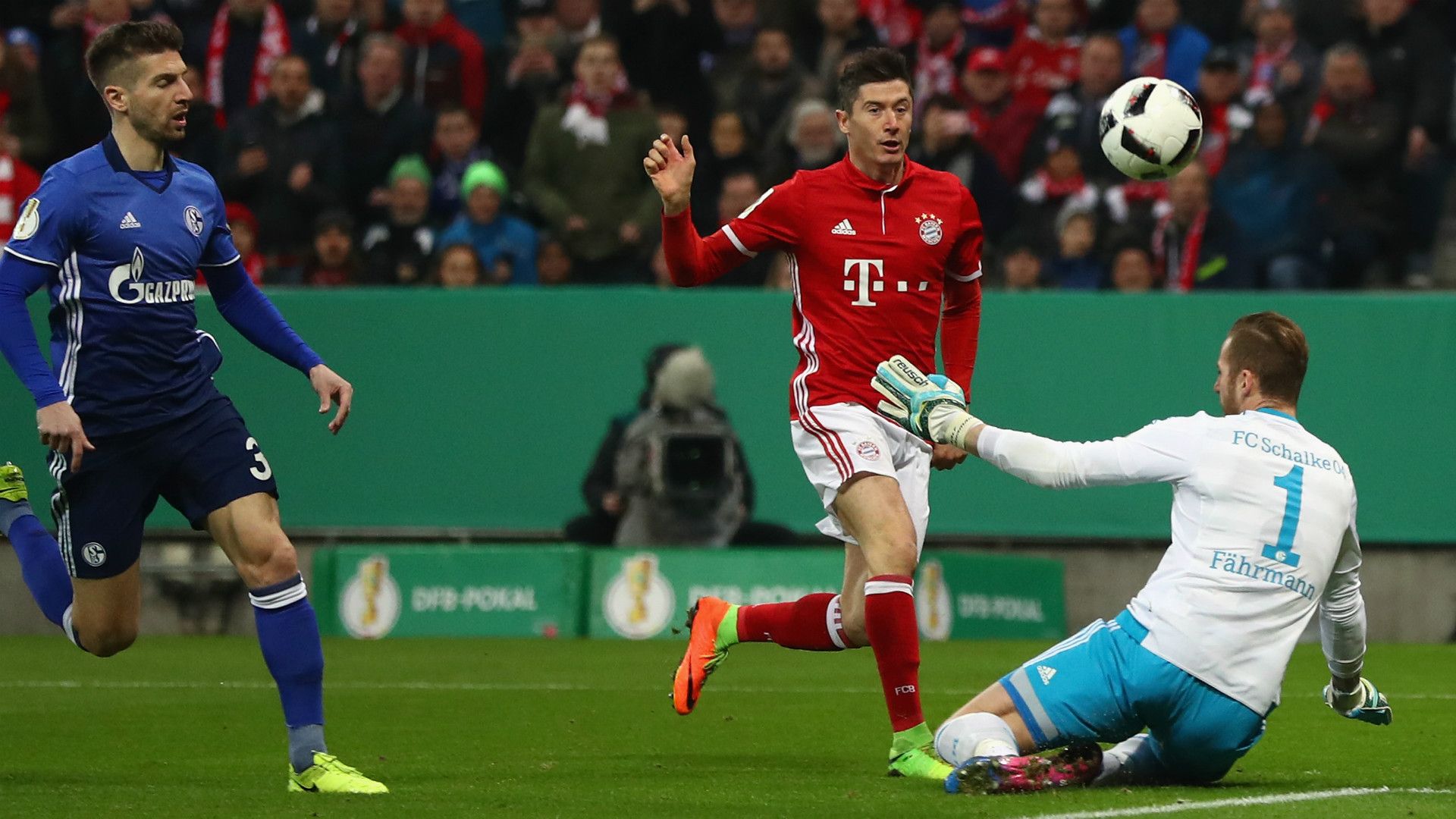 MATIJA NASTASIC RALF FÄHRMANN SCHALKE ROBERT LEWANDOWSKI BAYERN MÜNCHEN DFB POKAL GERMAN CUP 01032017