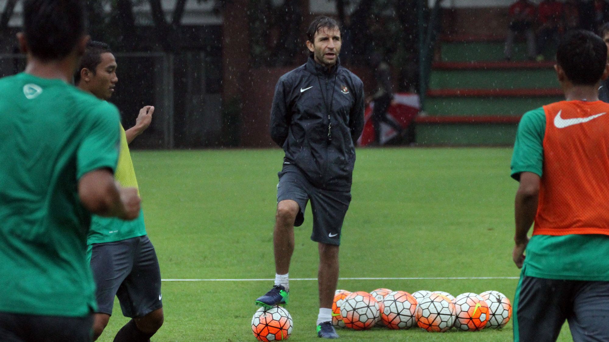 Luis Milla - Latihan Timnas Indonesia U-22