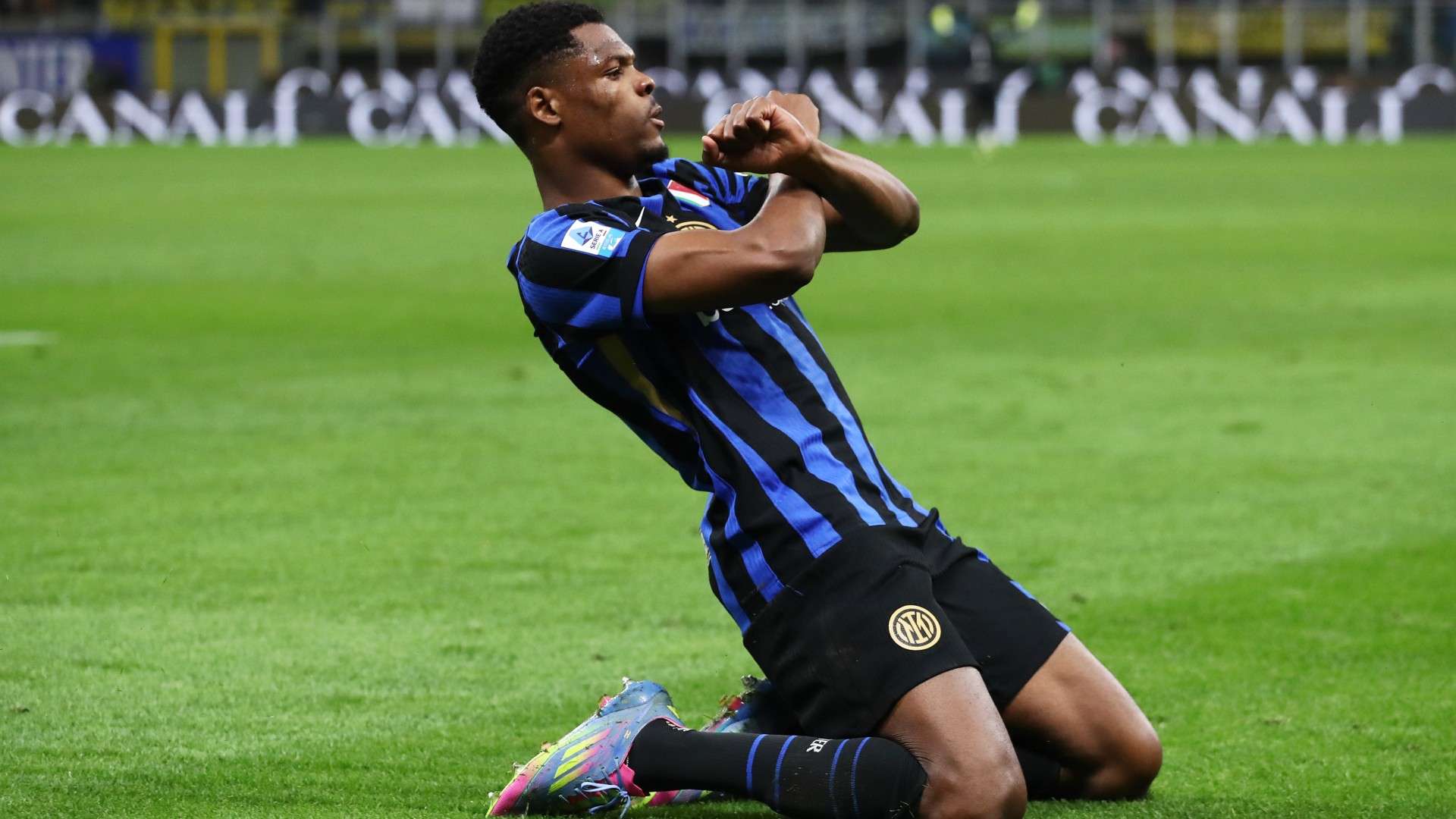 Denzel Dumfries of FC Internazionale celebrates