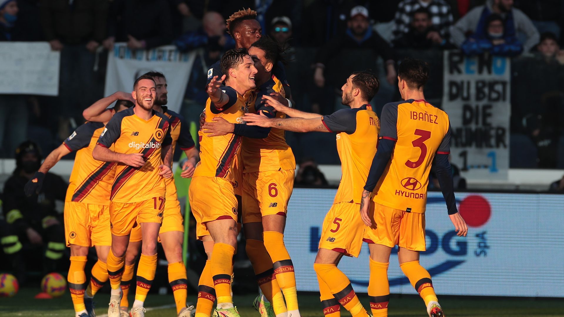 Roma players celebrating Atalanta Roma Serie A