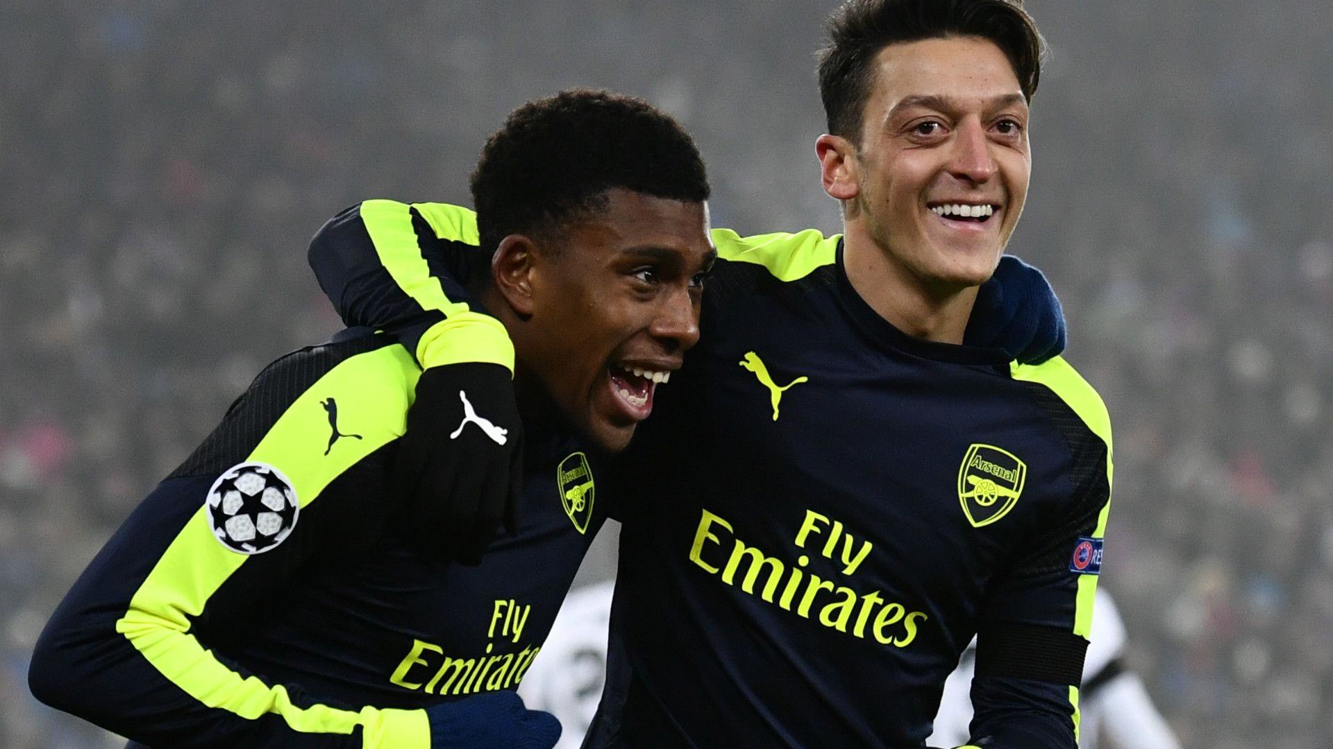 ALEX IWOBI MESUT ÖZIL ARSENAL