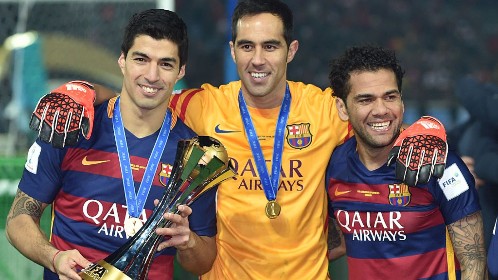 Luis Suárez Dani Alves con un título de mundial de clubes