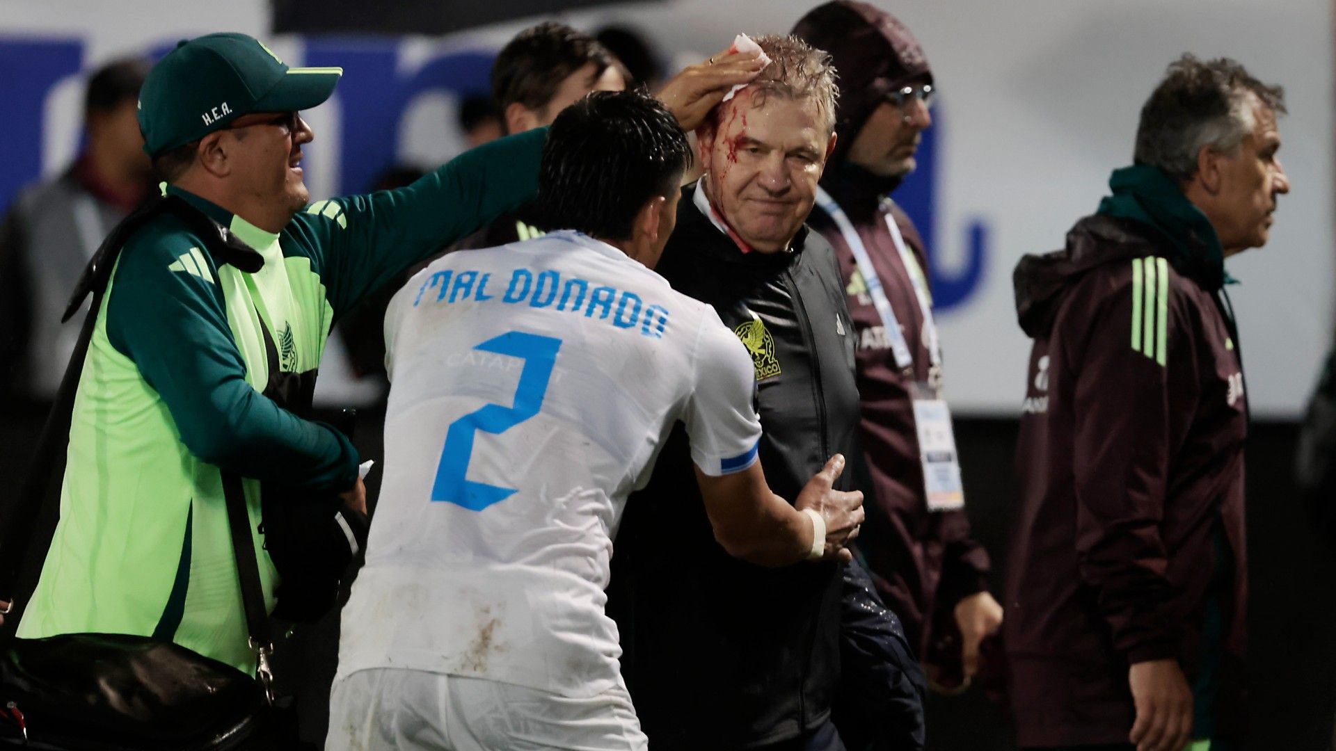 Incitement to violence' - Mexico coach blamed for being struck in head by beer can as Honduras FA accuses Javier Aguirre of 'insulting and provoking' fans in sensational statement | Goal.com