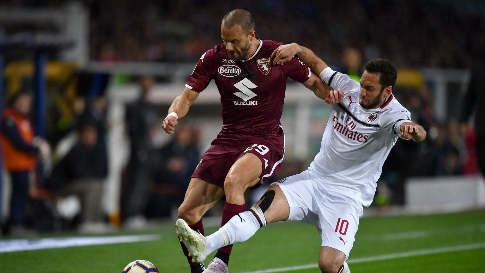 Lorenzo De Silvestri Hakan Calhanoglu Torino Milan