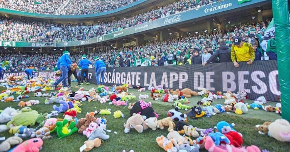 Lluvia de peluches Benito Villamarín