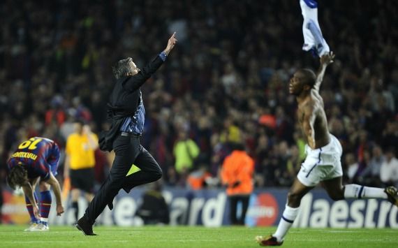 Josè Mourinho and Maicon (Inter) celebrate at Camp Nou
