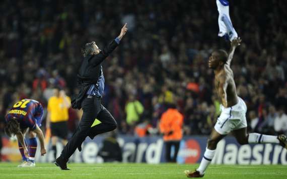 Josè Mourinho and Maicon (Inter) celebrate at Camp Nou