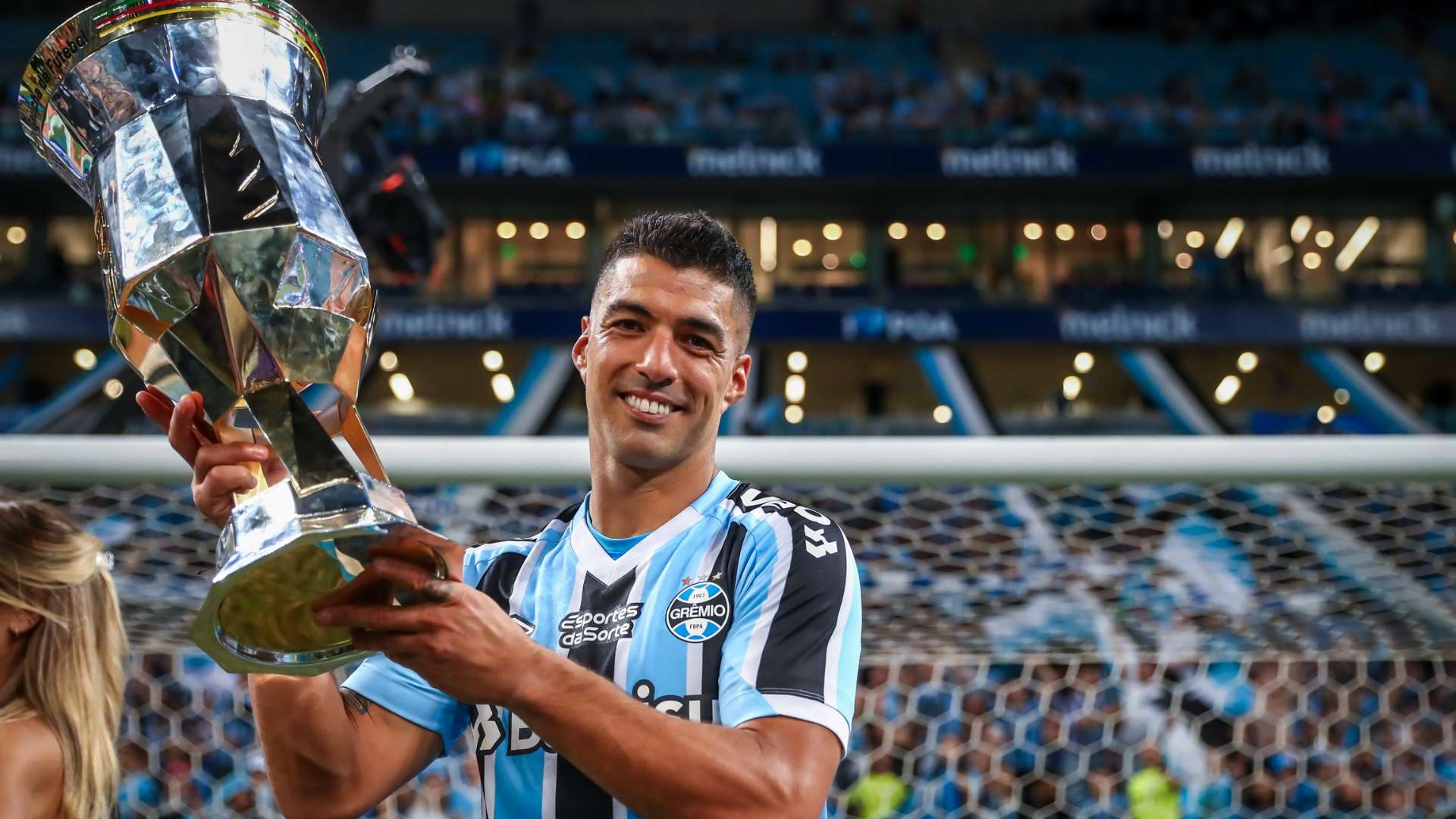 Luis Suárez com a taça do Campeonato Gaúcho de 2023