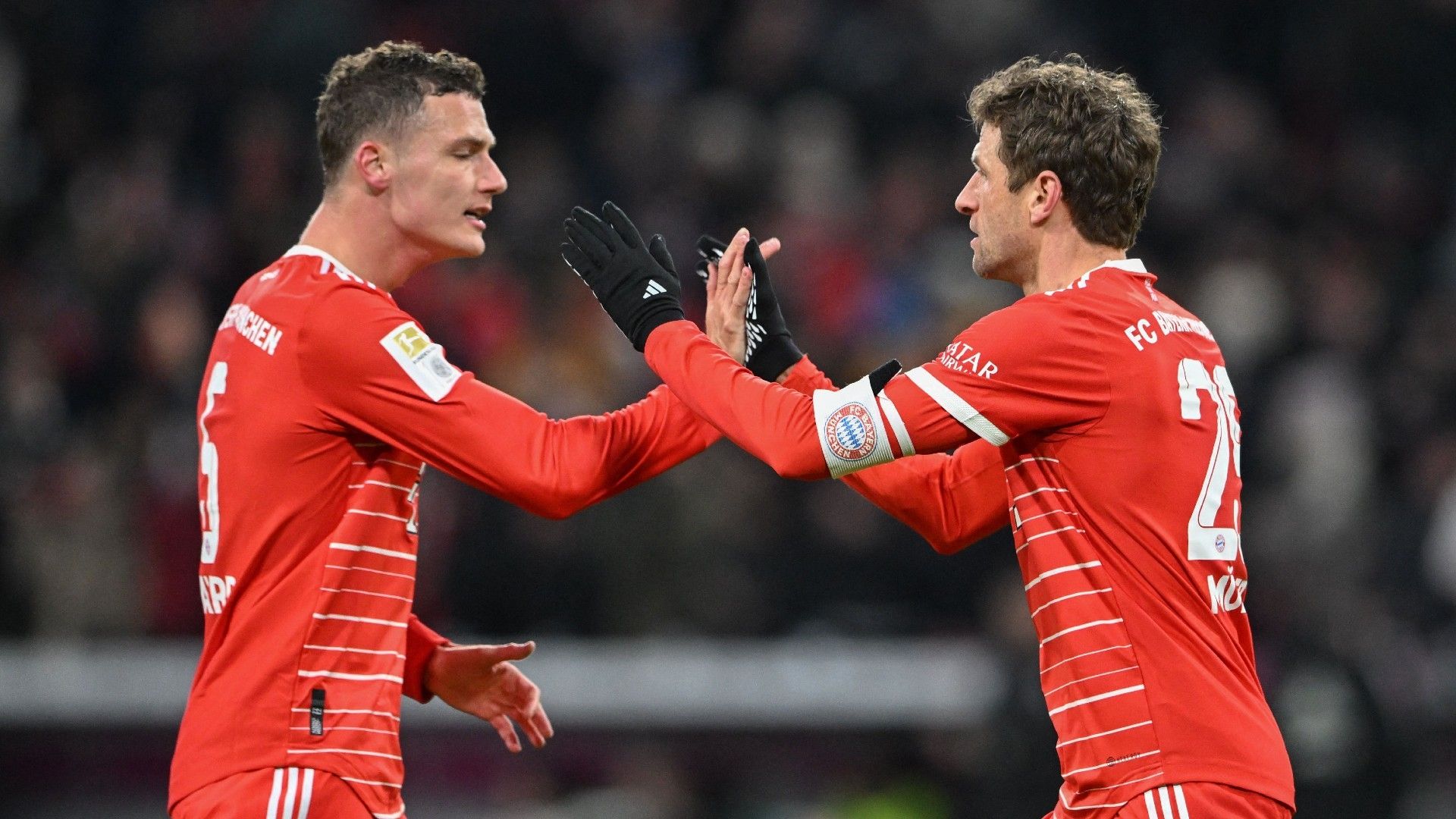 Bayern Munich's French defender Benjamin Pavard (L) and Bayern Munich's German forward Thomas Mueller celebrate