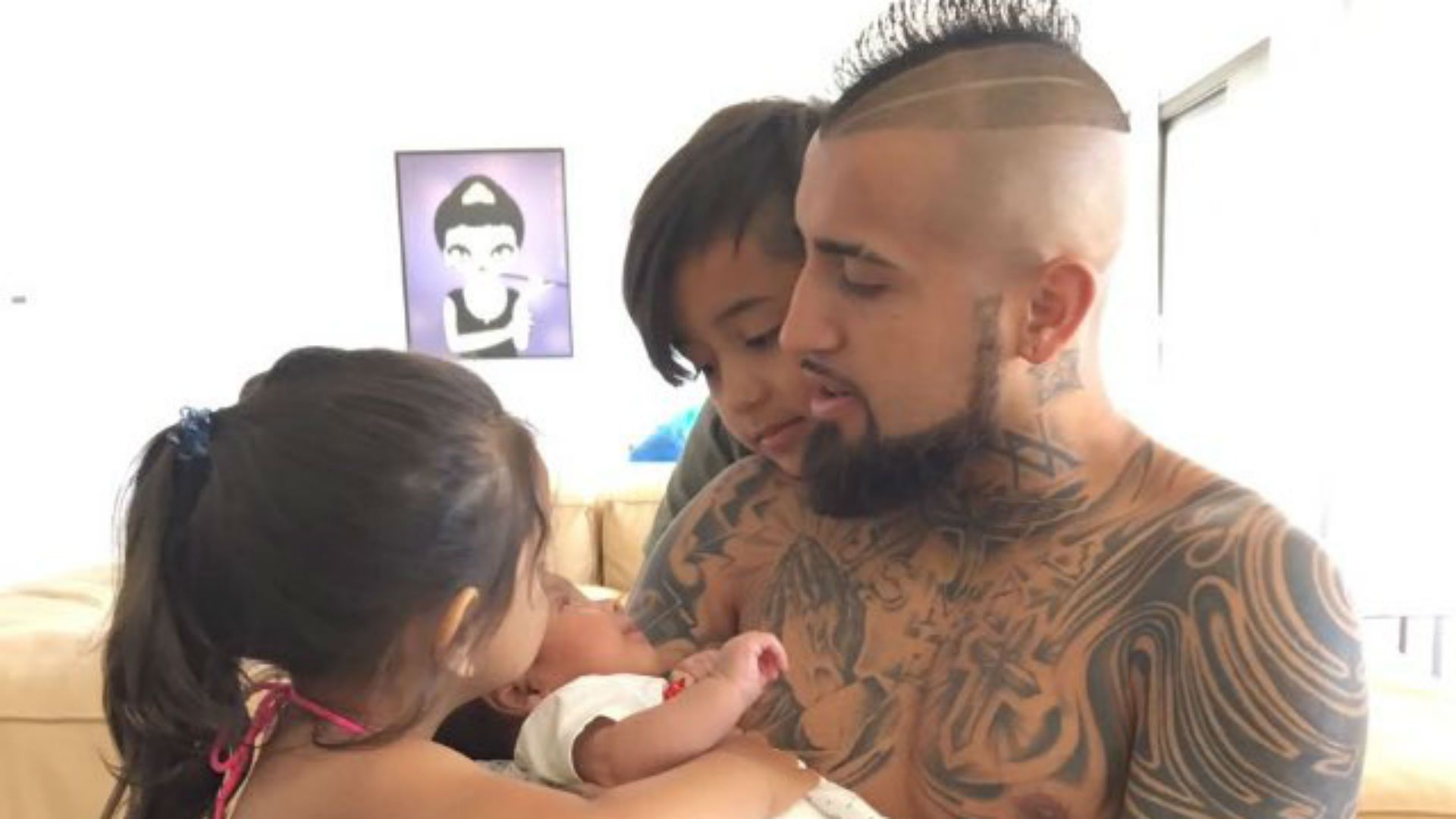 Arturo Vidal y sus tres hijos 08072017