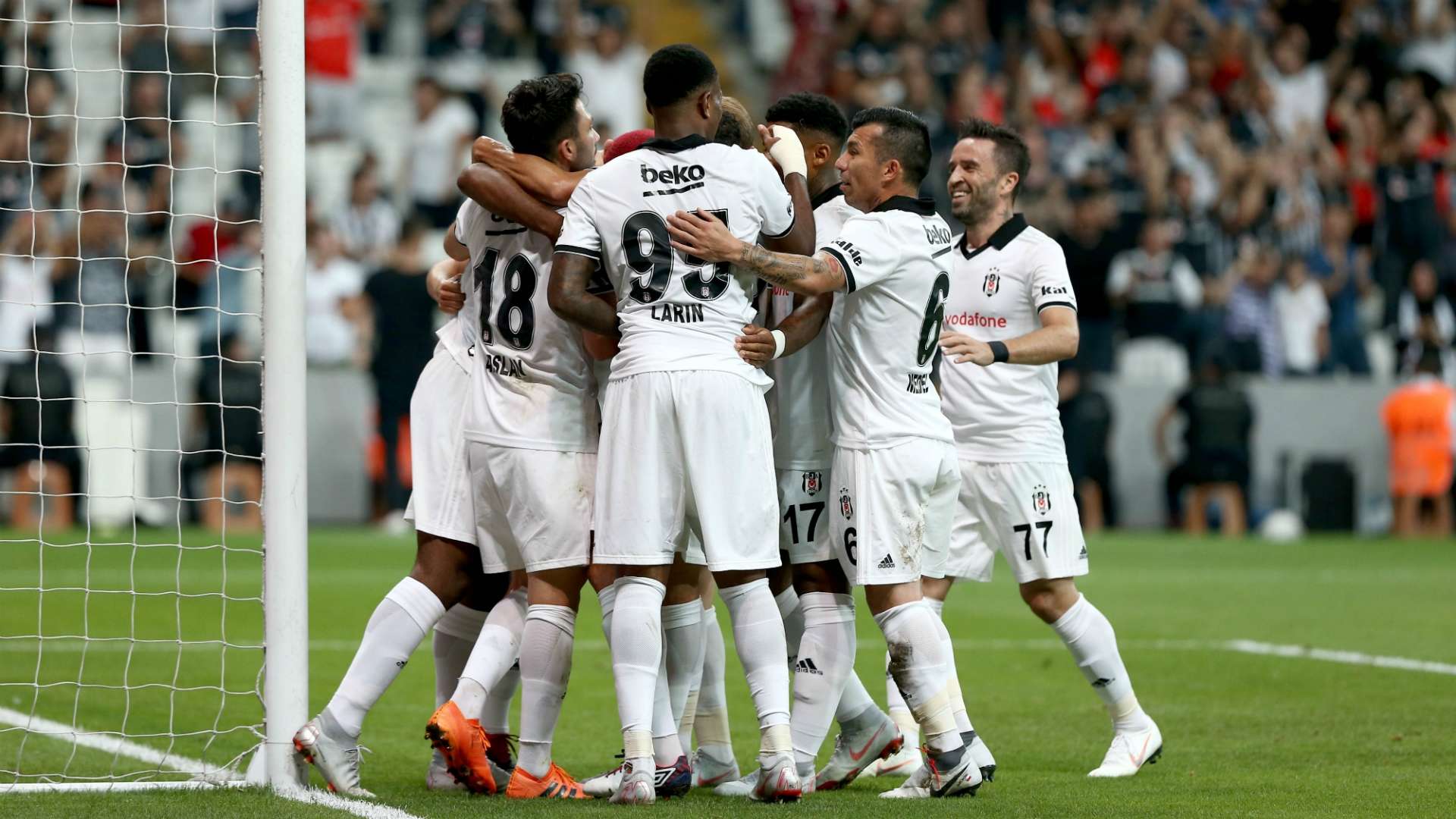 Besiktas goal celebration vs LASK Linz 08092018