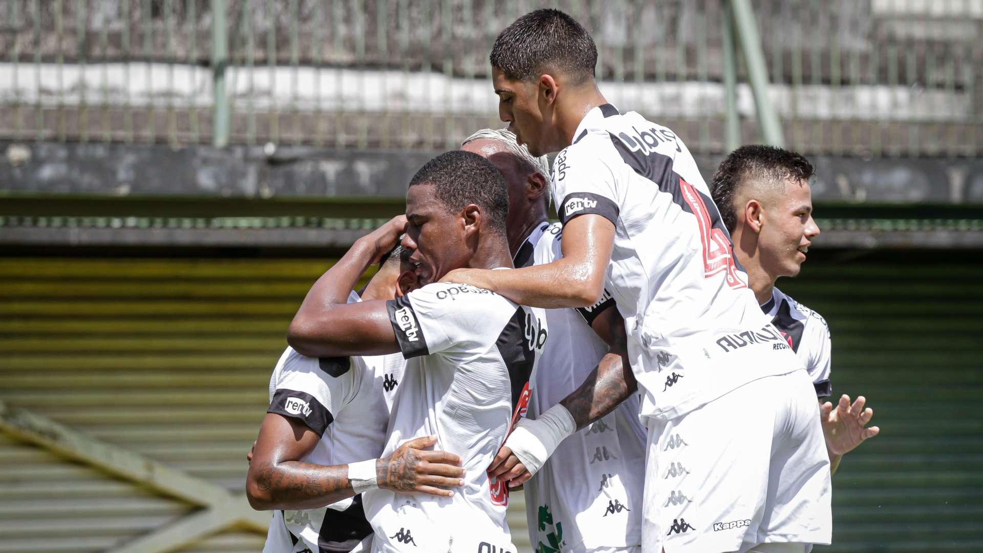 Jogadores do Vasco sub-20 comemoram gol no Cariocão da categoria, 2023