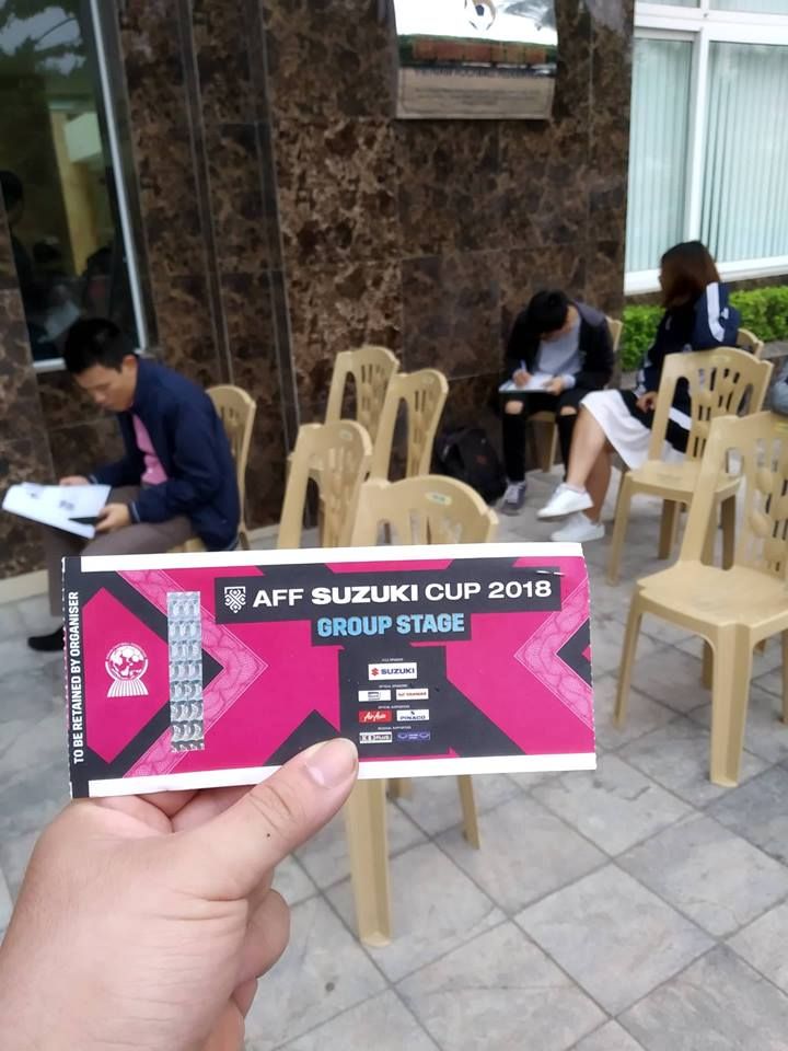 Xếp hàng mua vé AFF Cup