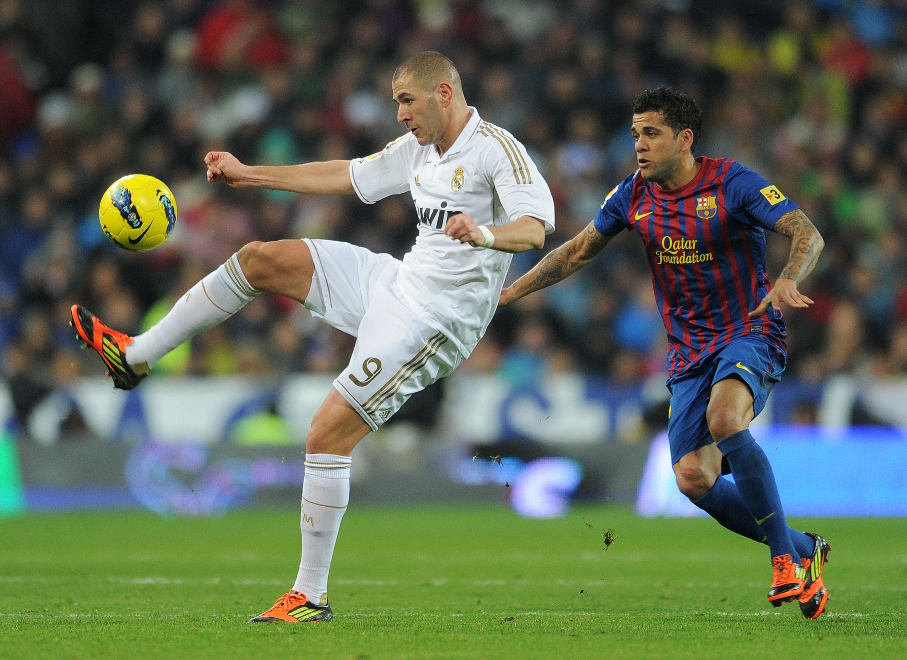 Karim Benzema Dani Alves Real Madrid vs Barcelona La Liga 2011
