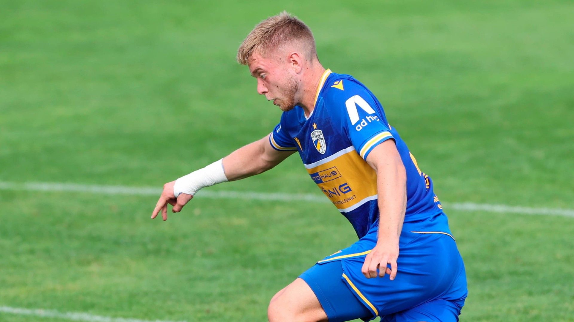 Maxim Hessel Jena erzielt ein Tor 