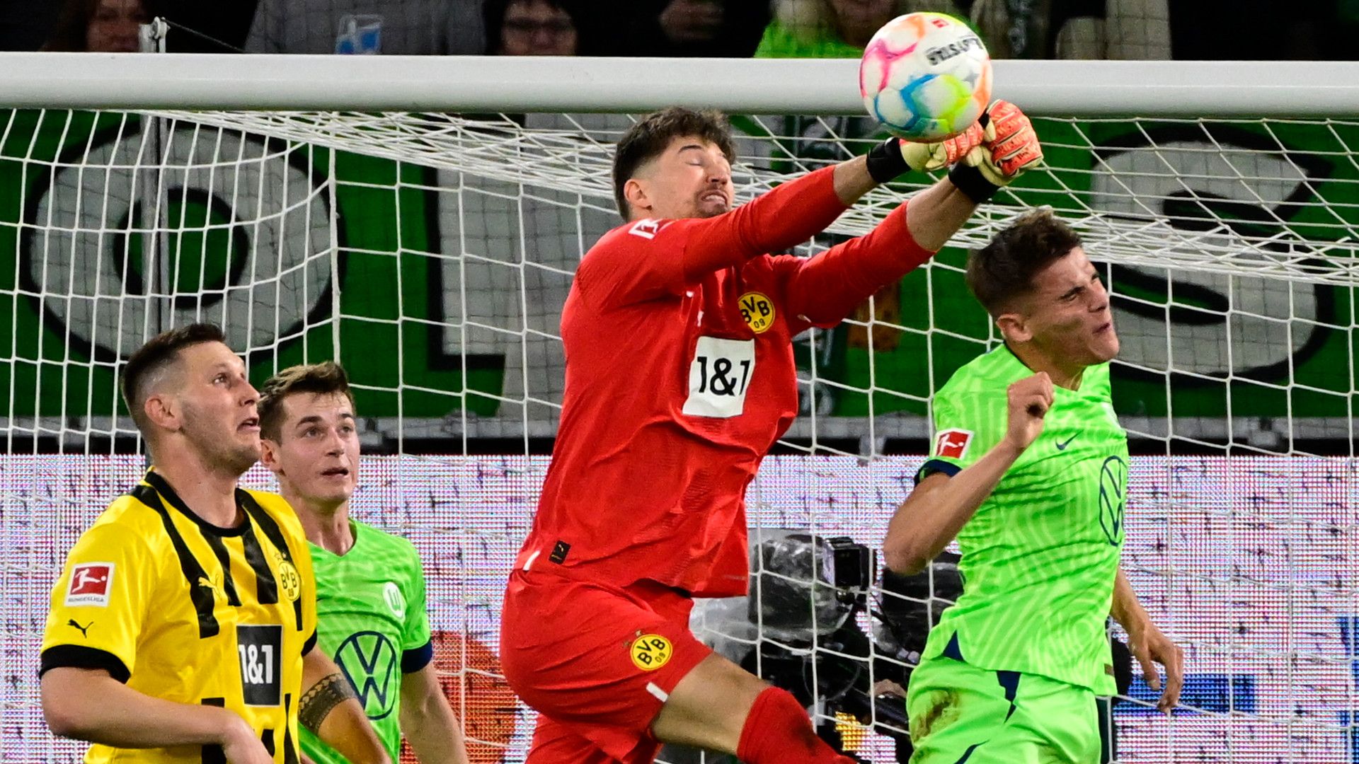 GREGOR KOBEL BORUSSIA DORTMUND BUNDESLIGA 08112022