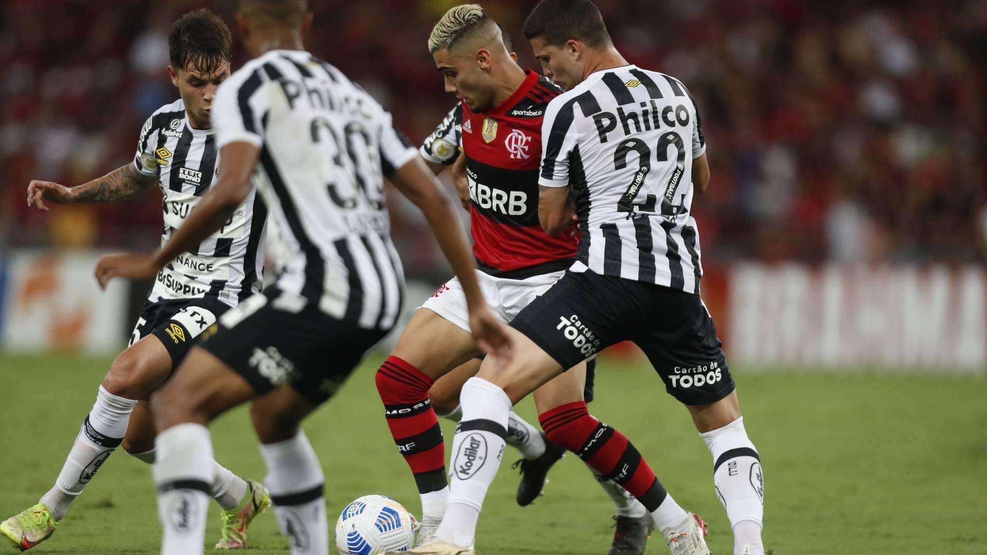 Flamengo e Santos duelaram no Maracanã nesta segunda-feira