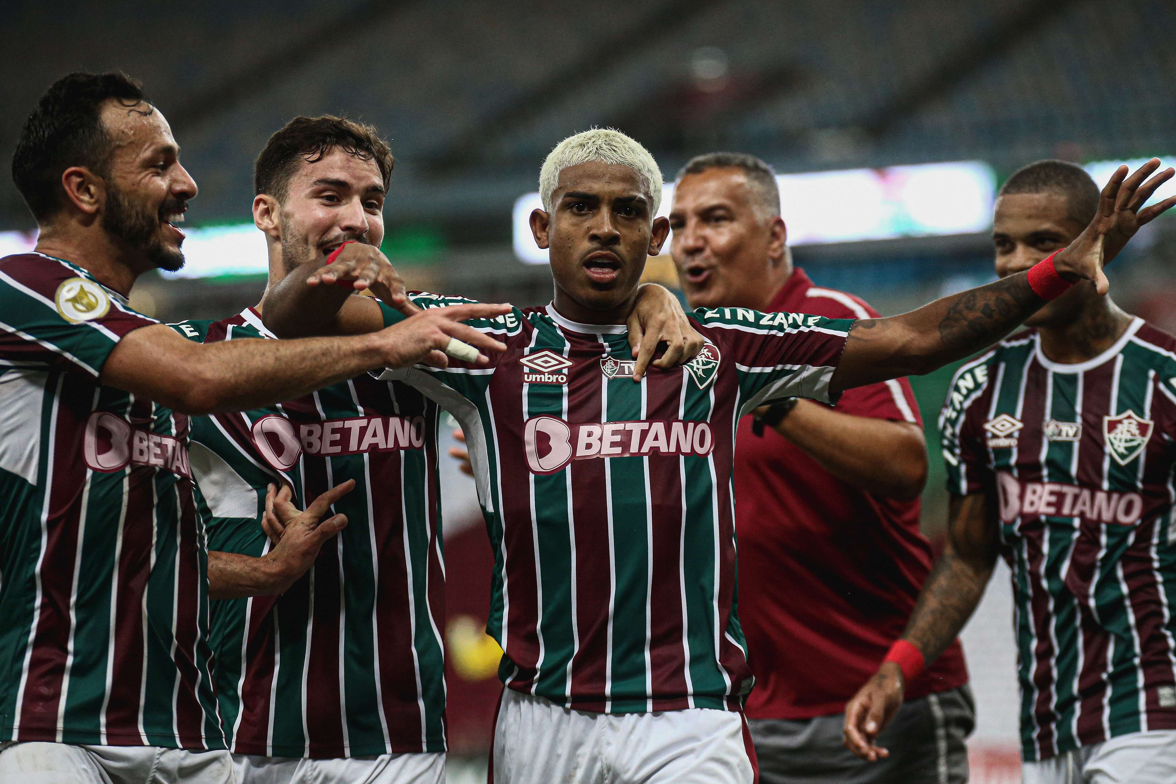John Kennedy comemora gol contra o Flamengo