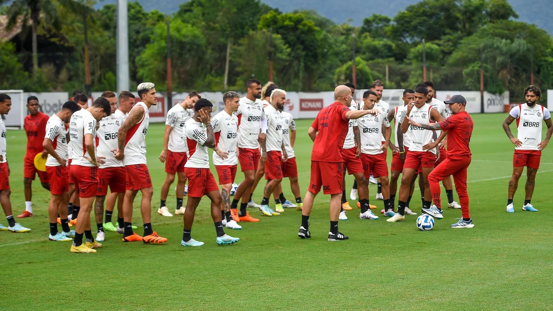 Jorge Sampaoli no treino com os jogadores do Flamengo, 18/04/2023
