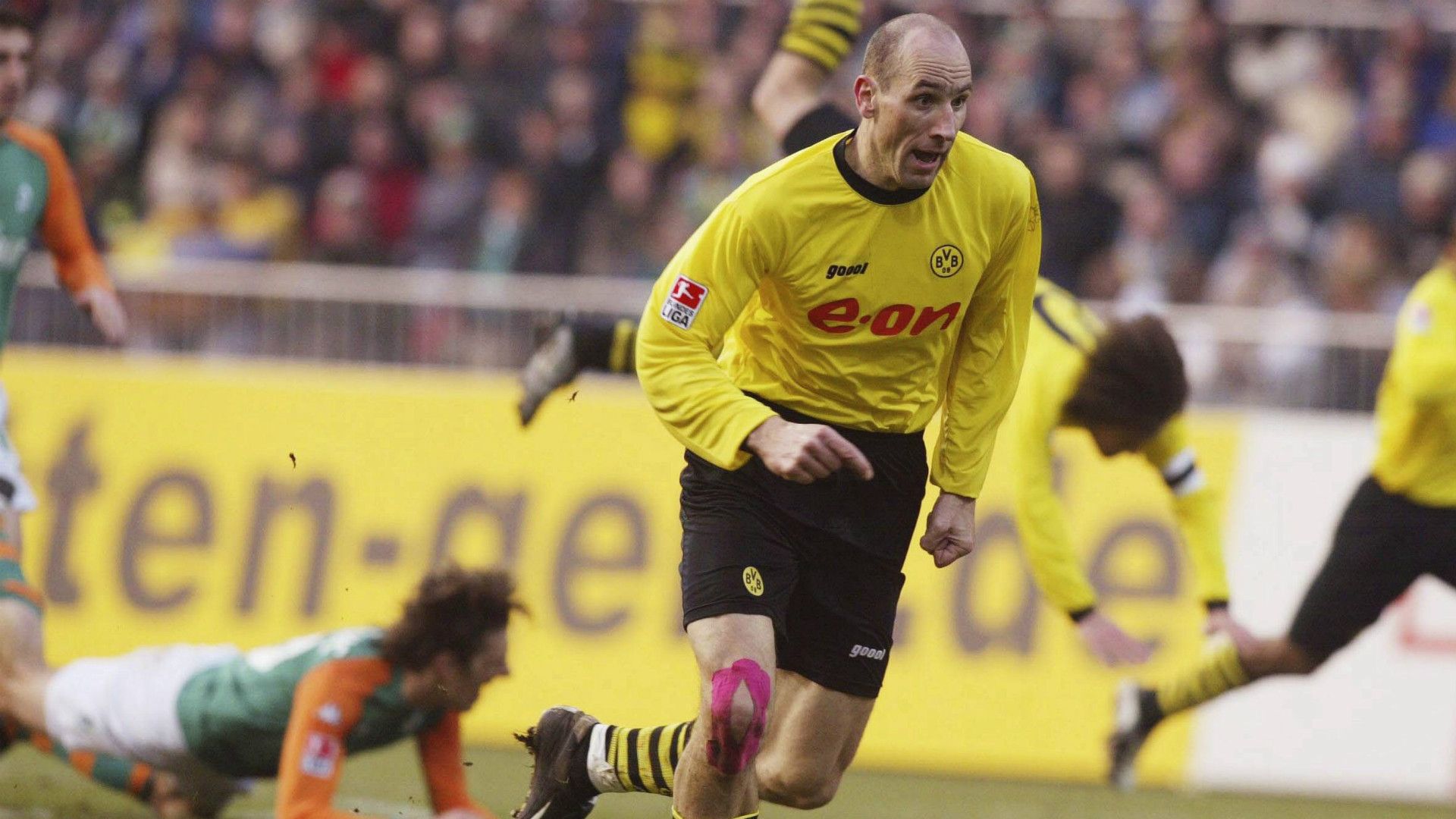 Jan Koller ex delantero checo de 41 años, mide 202 cm y su último equipo fue el Cannes de la tercera división francesa.