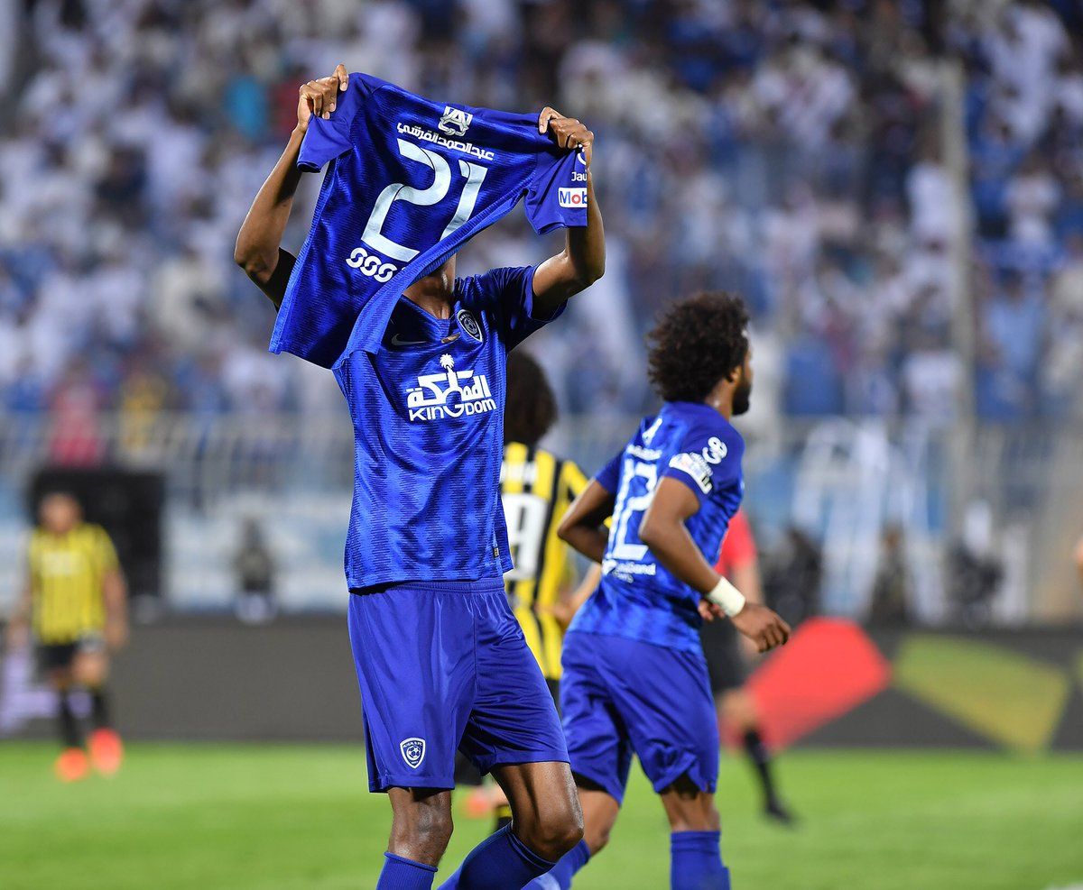لاعبو الهلال يرفعون قميص عمر عبد الرحمن عموري