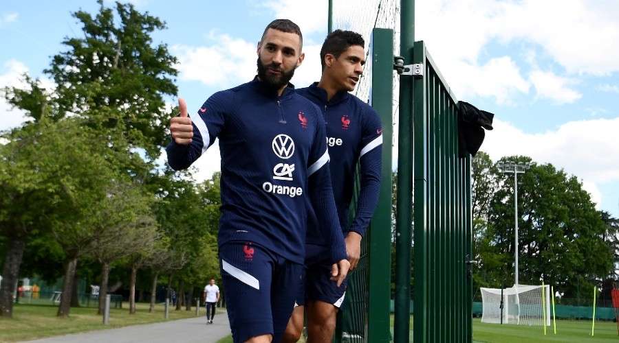 Karim Benzema et Raphaël Varane.jpg