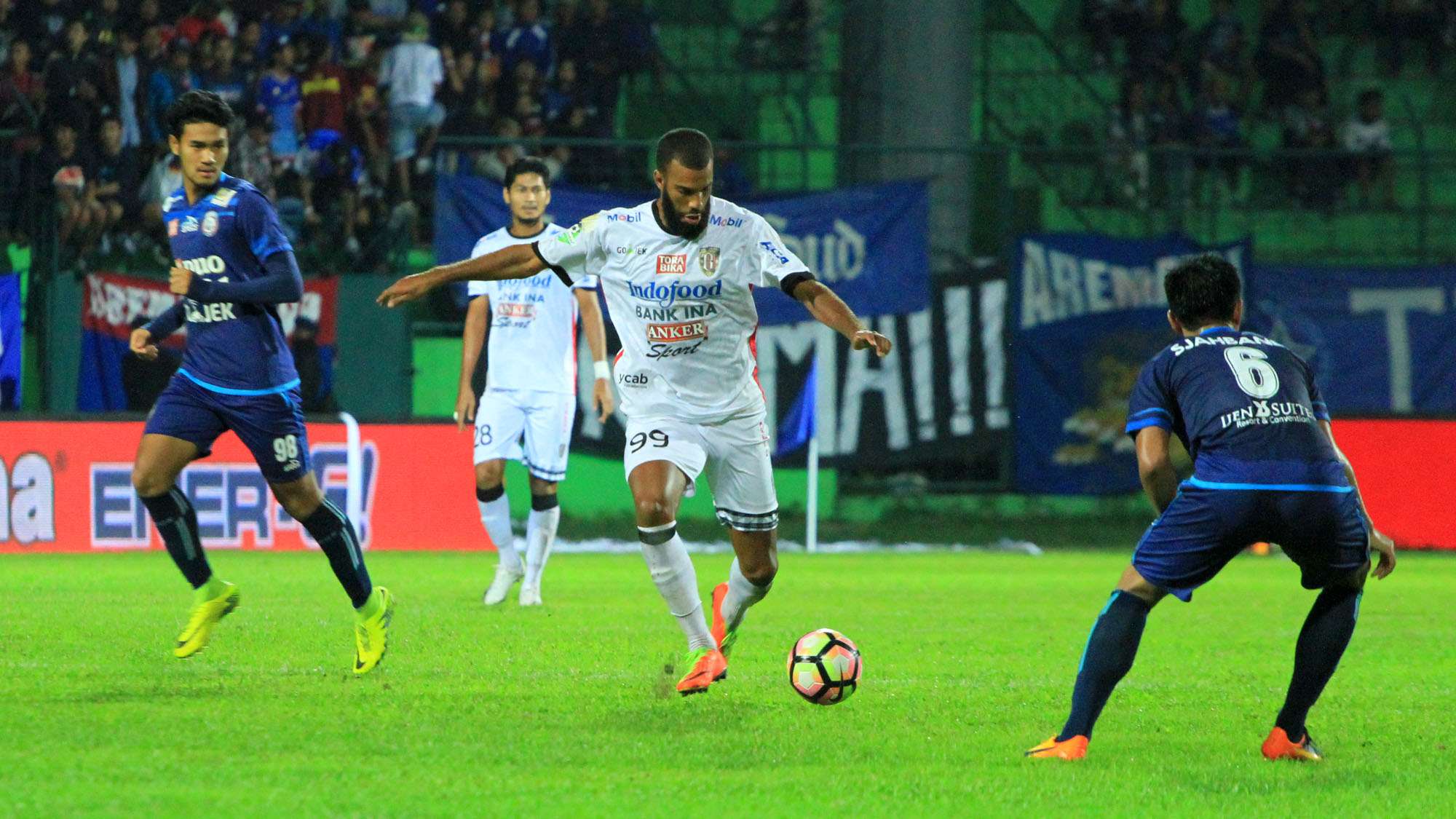 Arema FC & Sylvano Comvalius - Bali United