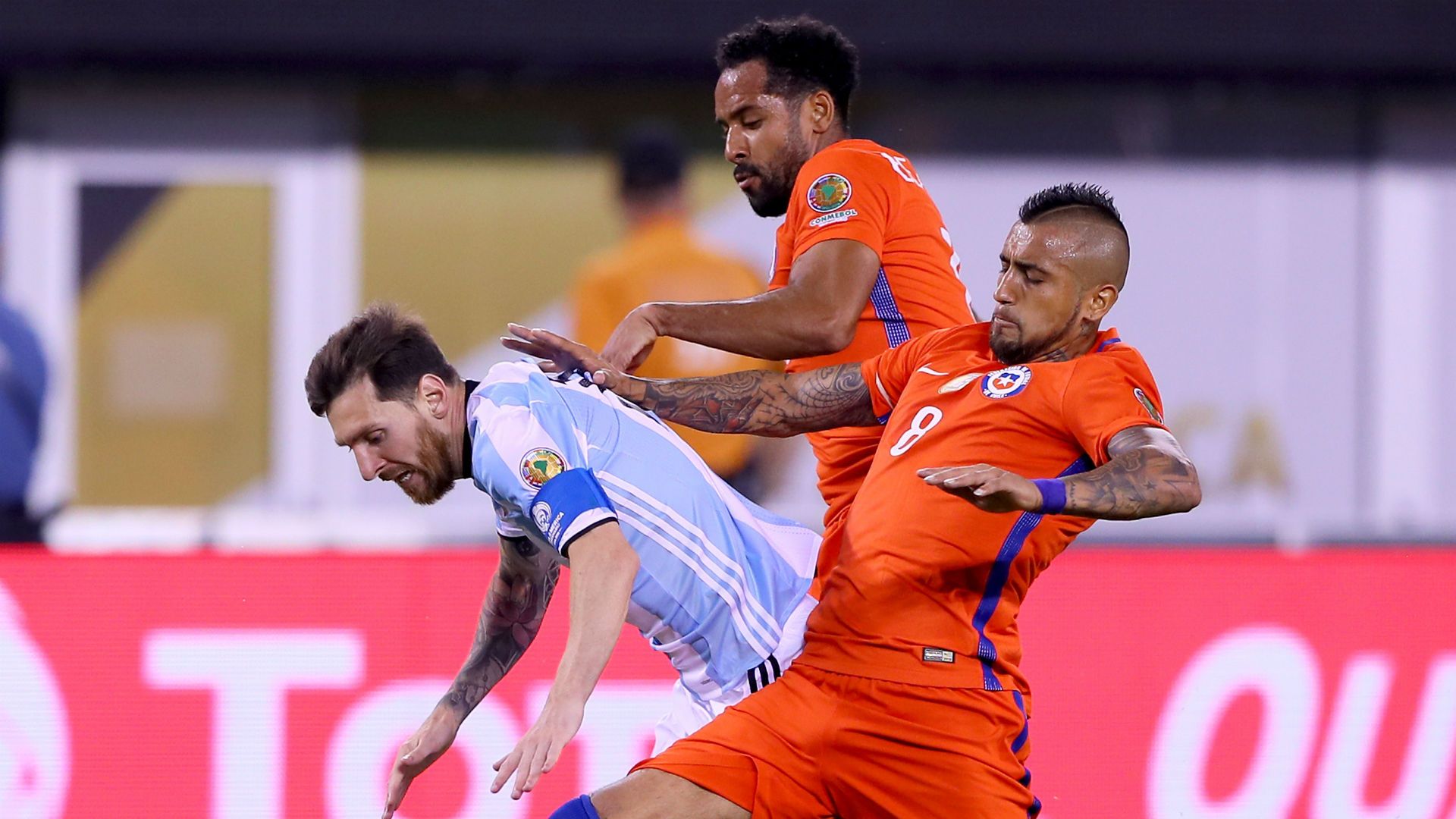 Lionel Messi, Arturo Vidal y Jean Beausejour Chile Argentina