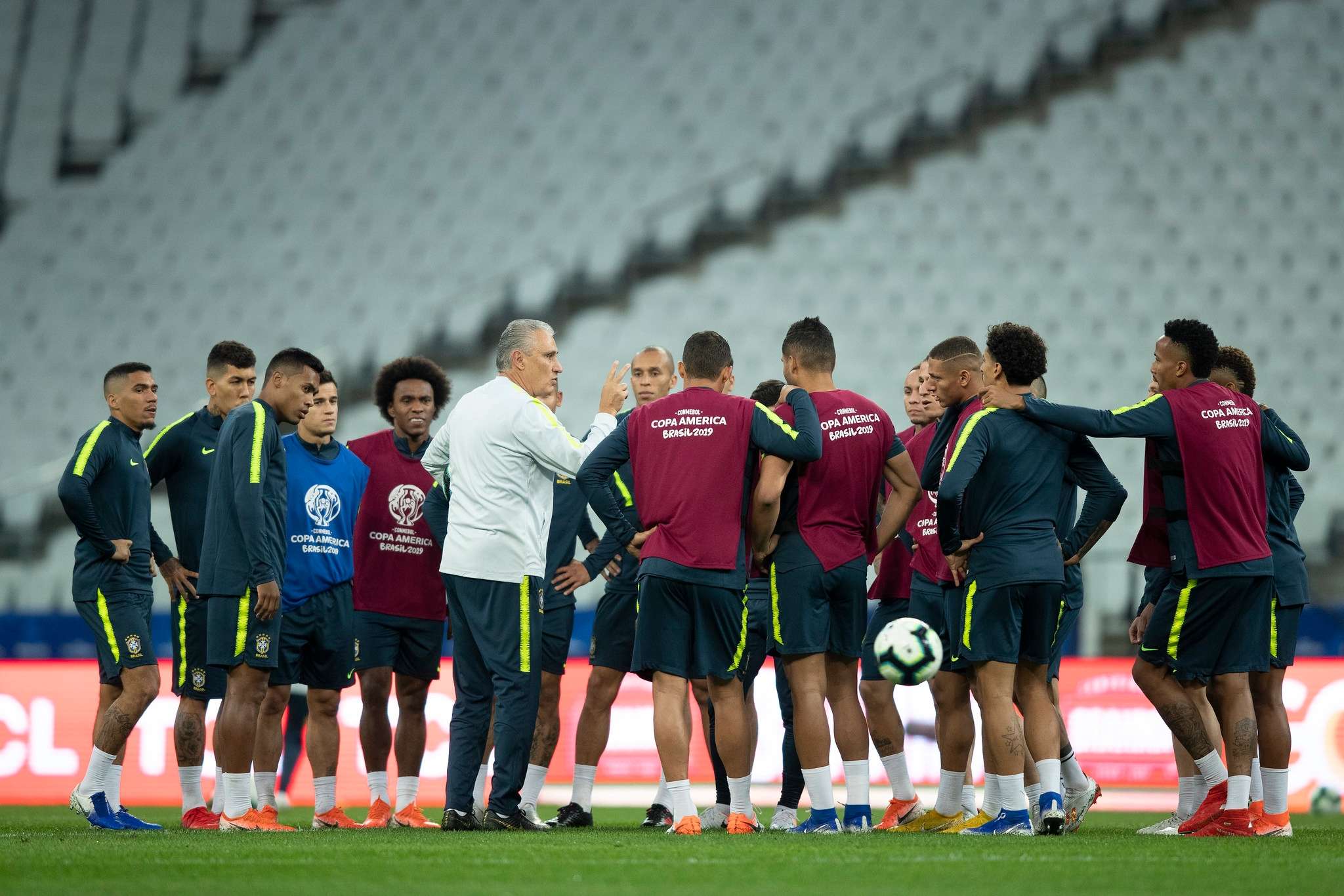 Tite em conversa durante treino da seleção brasileira em Itaquera