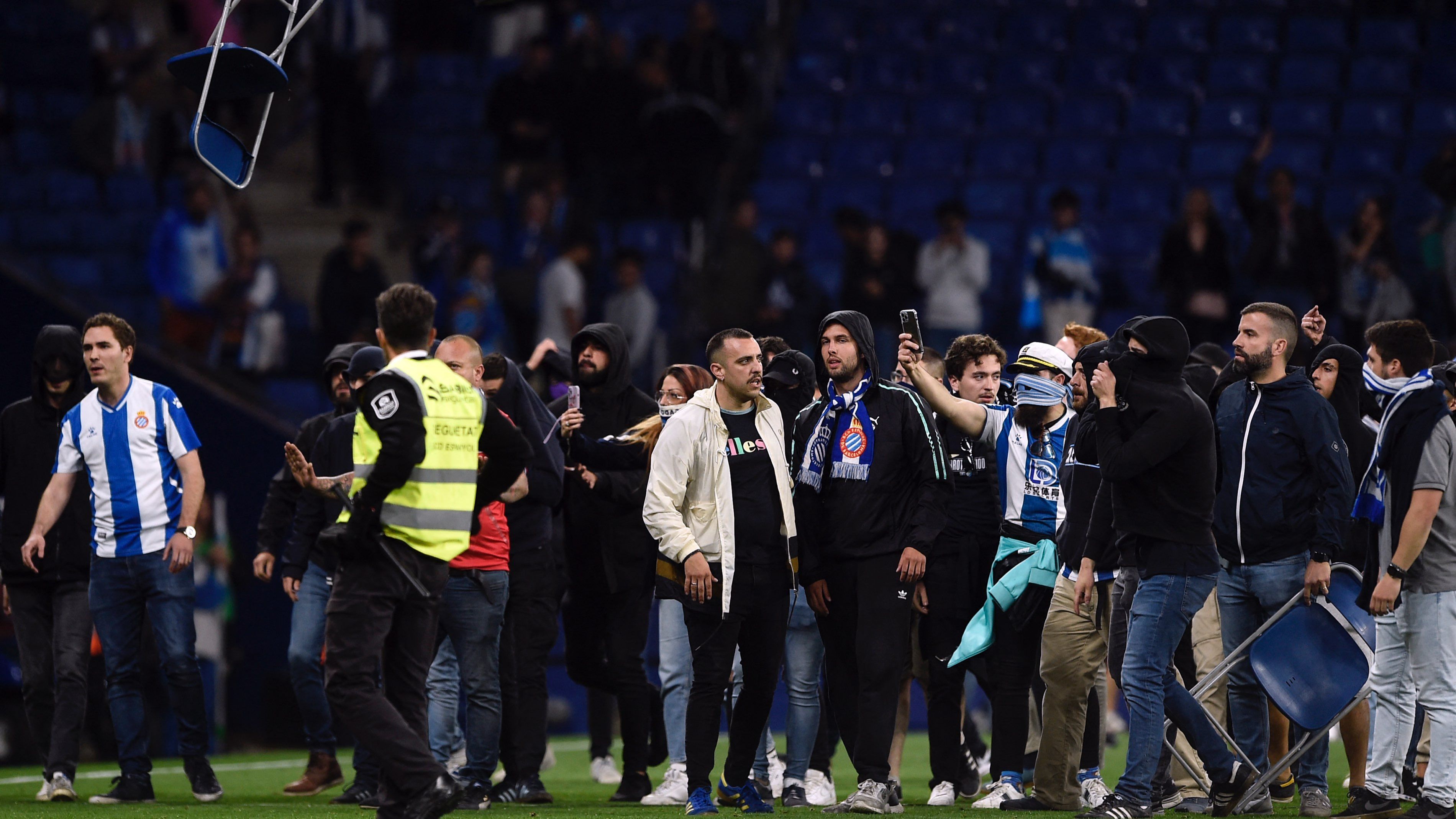 エスパニョールのピッチでラ・リーガ優勝を祝っていたバルセロナ