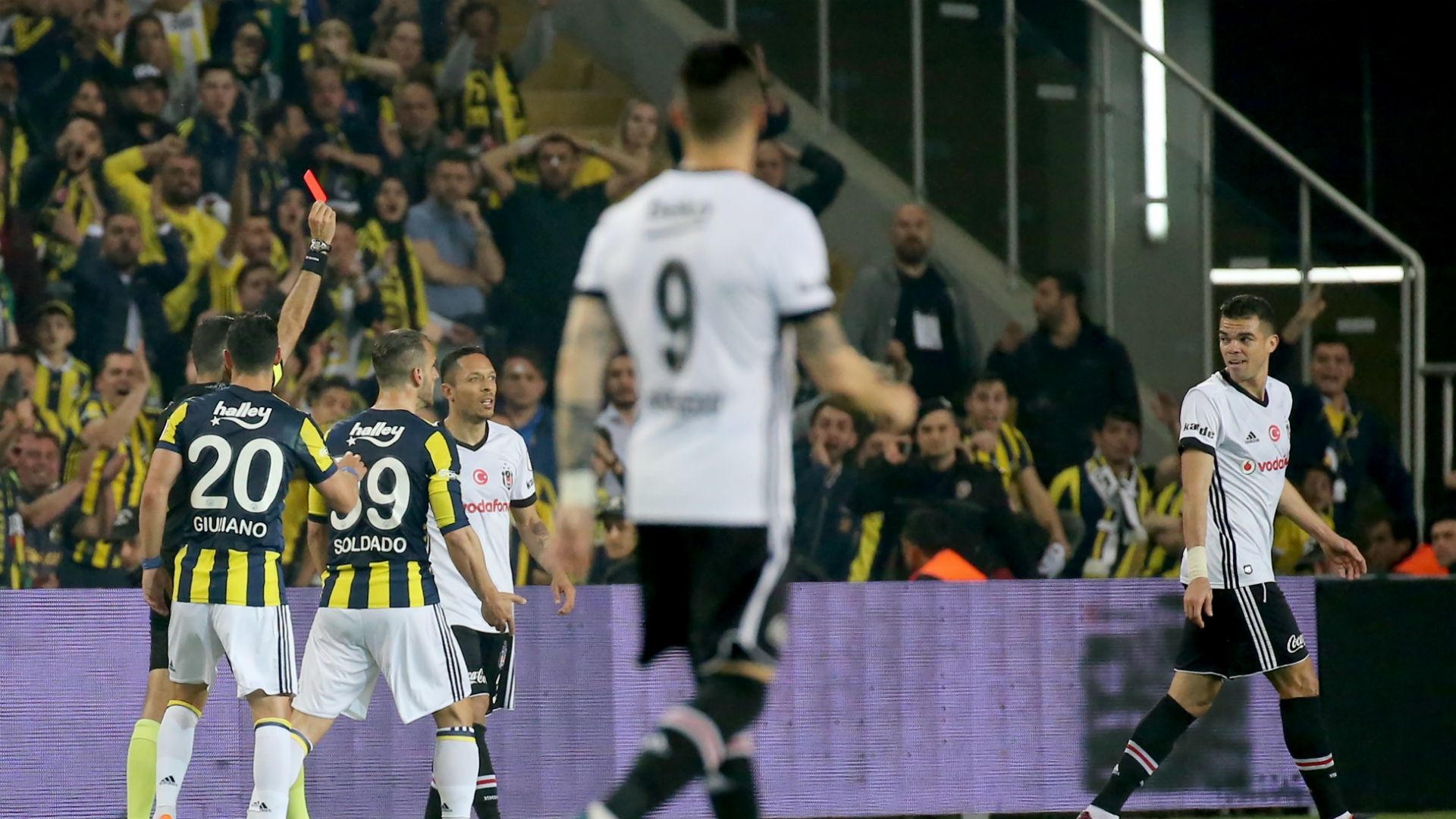 Pepe Besiktas Fenerbahce red card 04192018