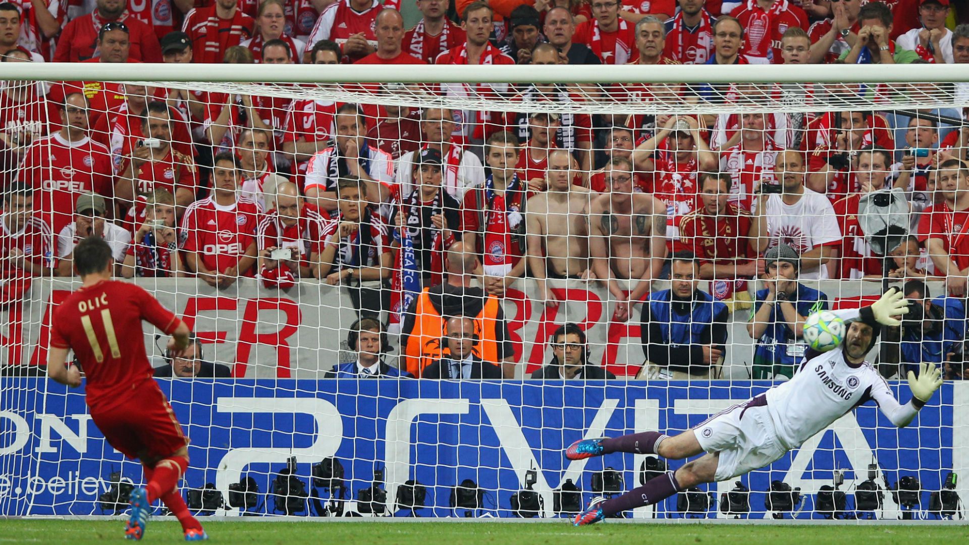ivica olic petr cech - bayern chelsea - champions league final - 19052012