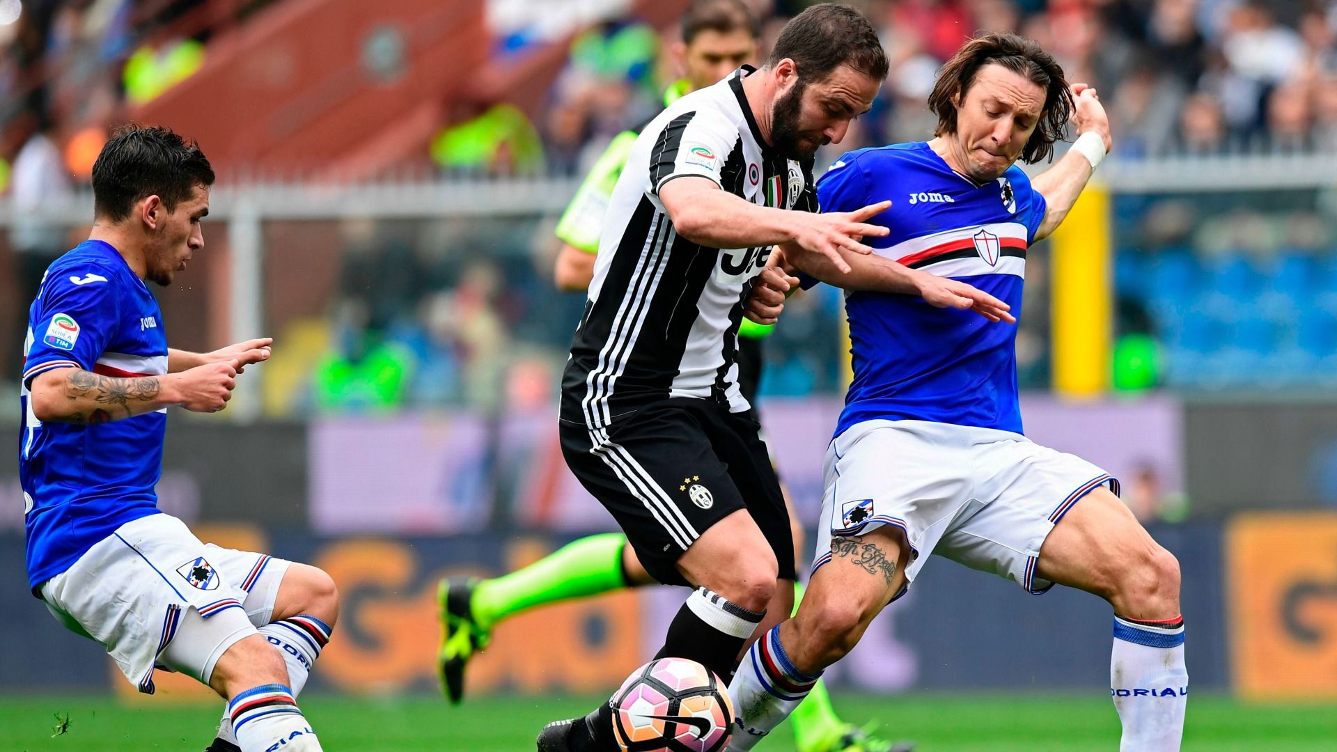 Gonzalo Higuain Edgar Barreto Sampdoria Juventus Serie A