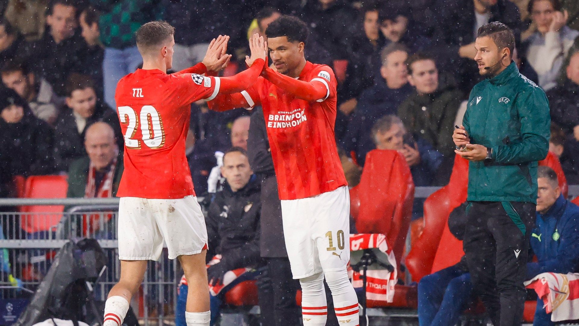 Malik Tillman PSV comes on